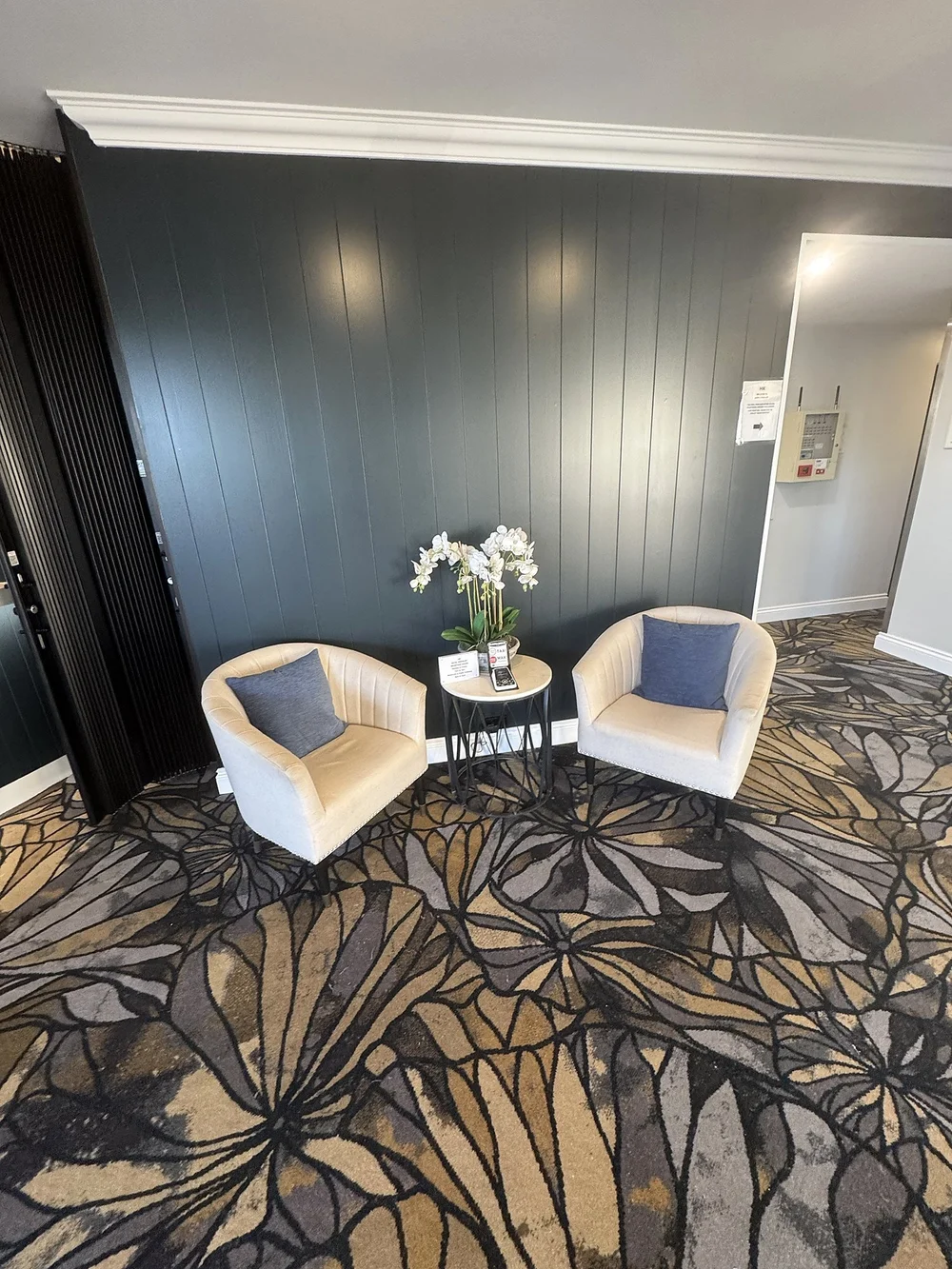 Lounge seating, Hotel Kingsley