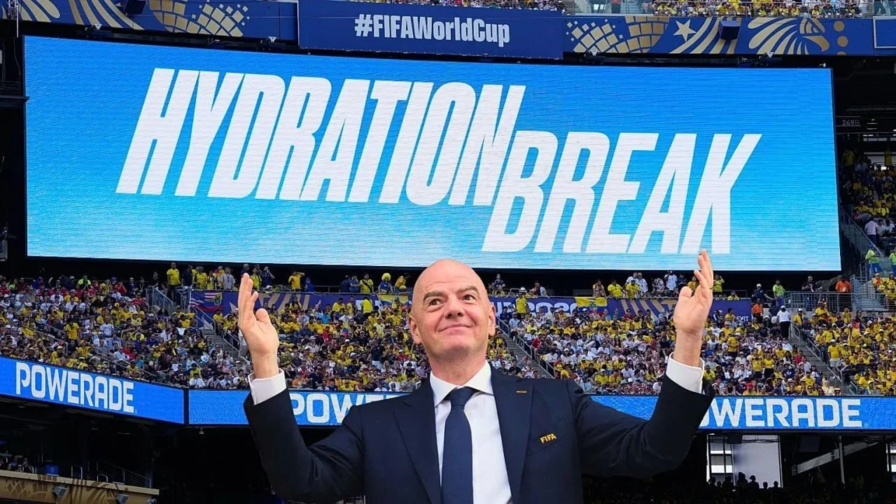 Hydration breaks fracturing fútbol
