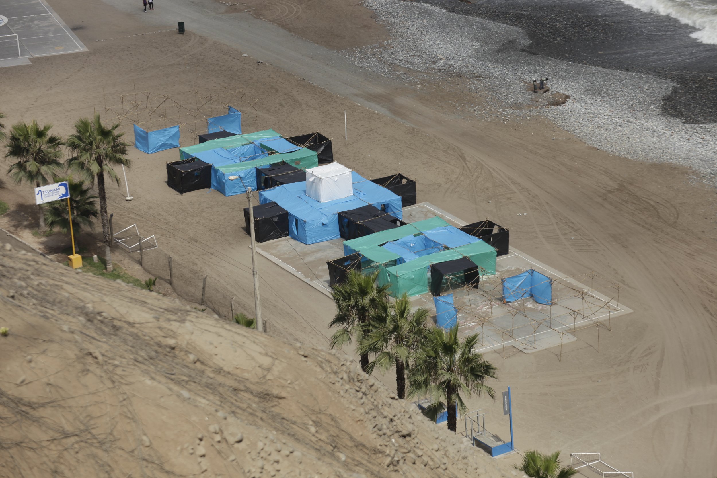 Colonia Litoral. Instalación de 120 metros de carrizo y lona sobre el litoral de Lima. Santiago Roose, 2012
