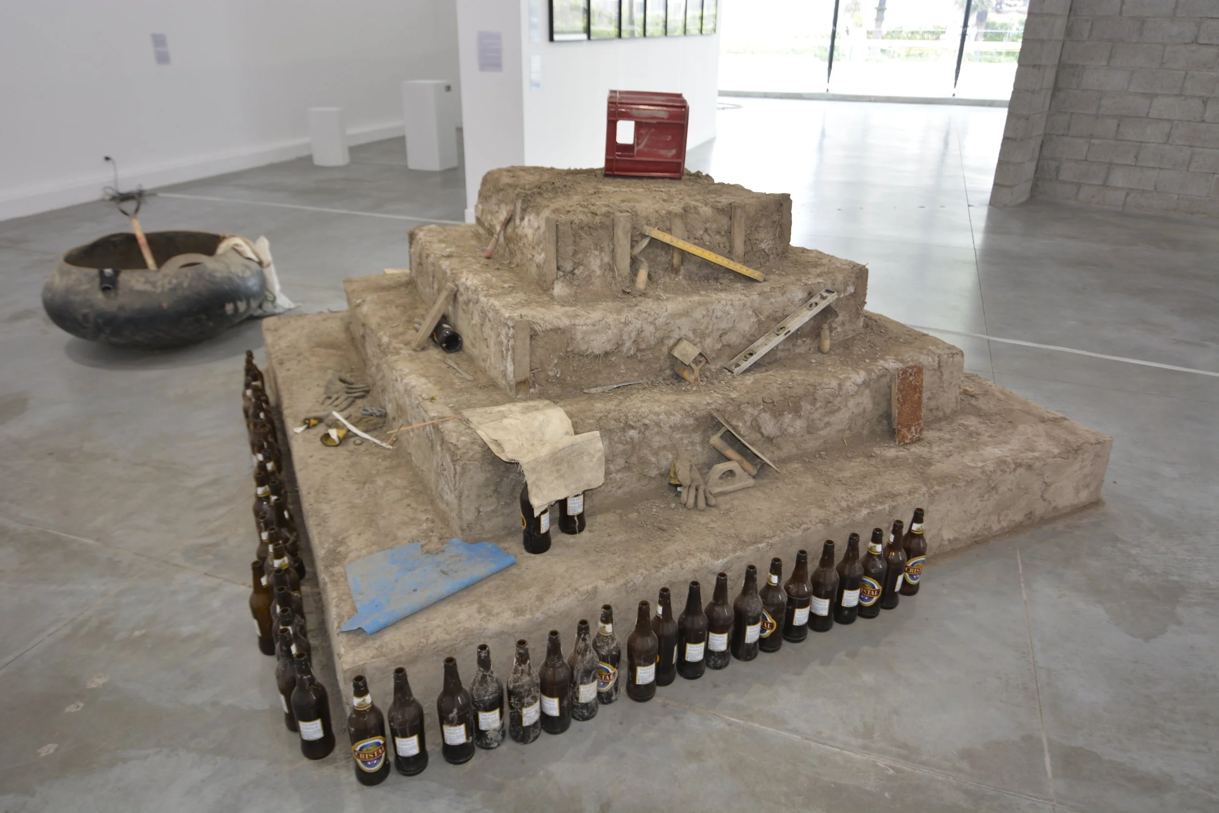 Tierra Ébria. Zócalo arqueológico de tierra apisonada y vidrio. Atopia, Fundación Thyssen-Bornemisza / MAC Lima, 2017