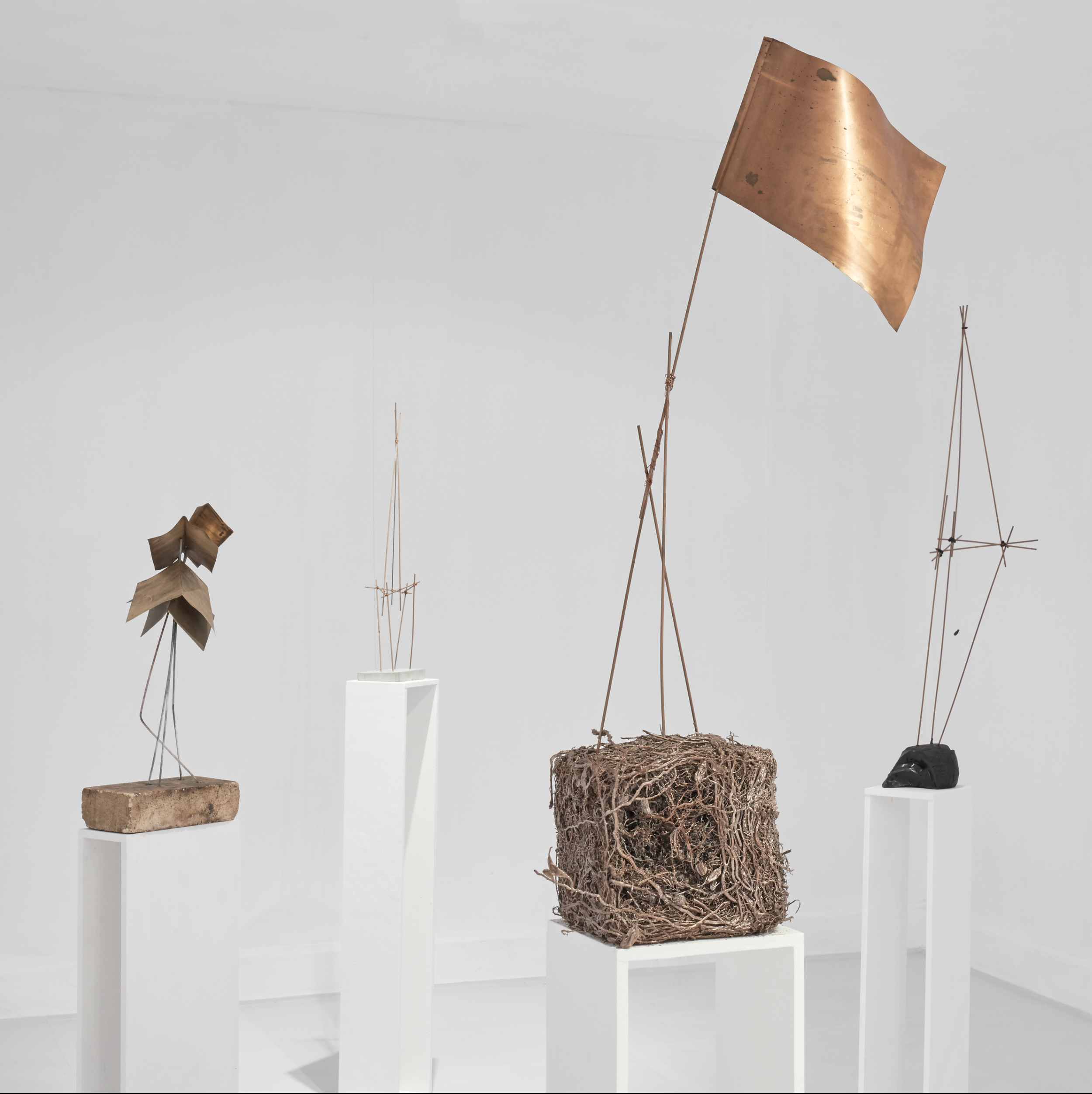 Barricadas Simbólicas. Esculturas en cobre que radiografían la arquitectura invisible de la Panamericana Norte. Santiago Roose, Galería 80M2, Lima, 2018