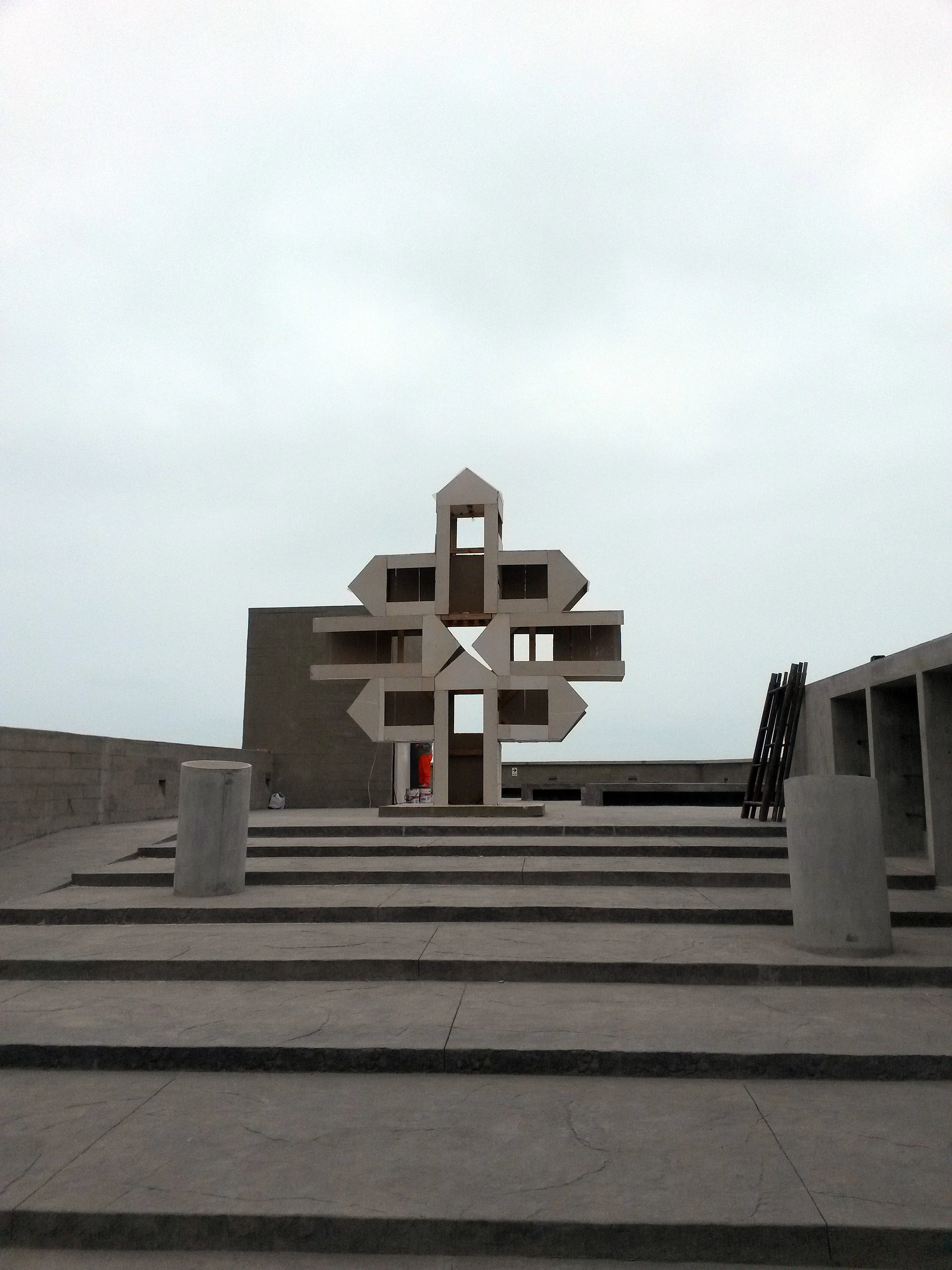 Estructura excéntrica. Chakana ensamblada con casetas de guardianía sobre la explanada superior del LUM, Lima 2014. Santiago Roose.