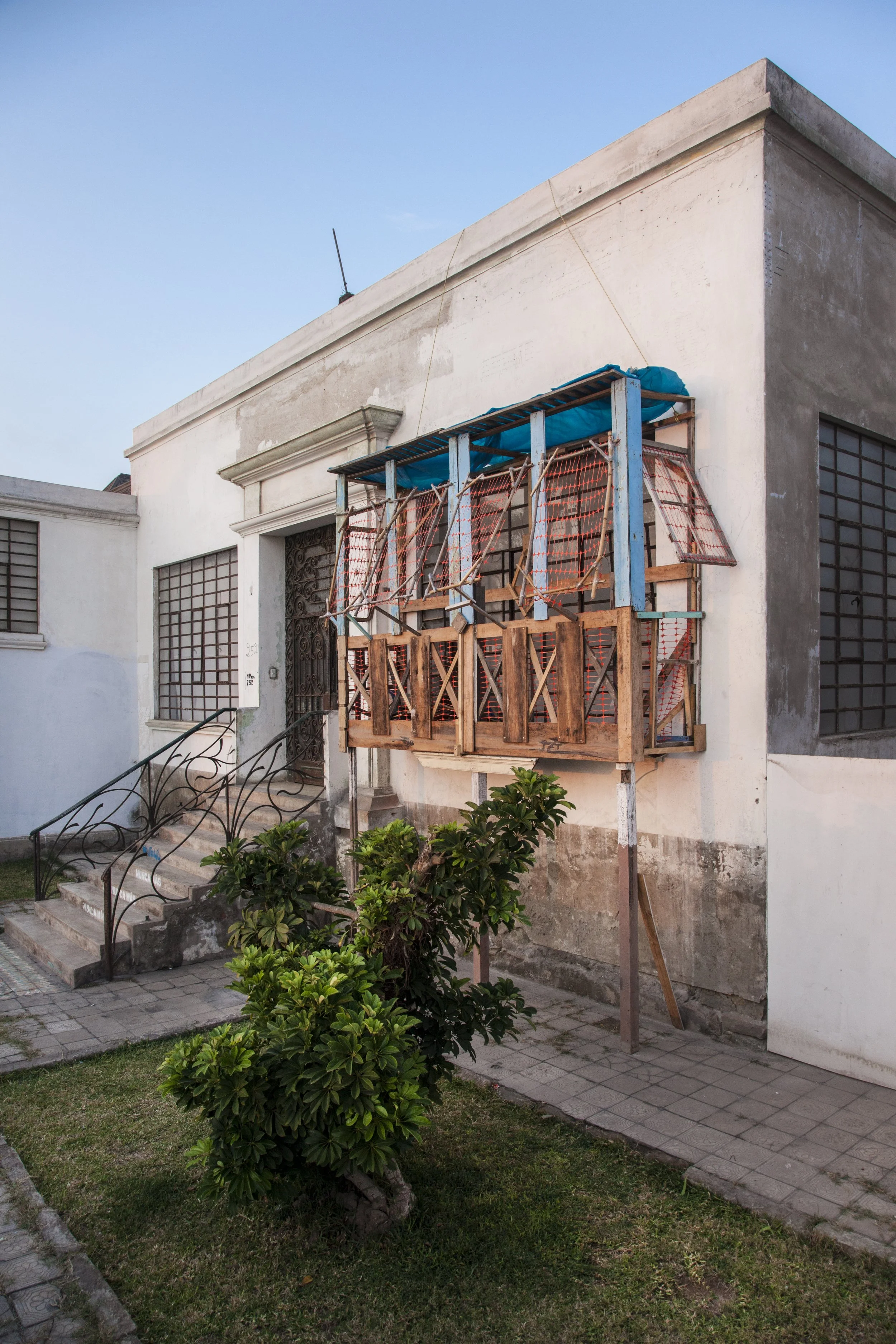 Balcón. Réplica ilusoria de balcón limeño construida con restos de obra sobre la fachada de la Galería 80M2, Lima, 2013. Santiago Roose