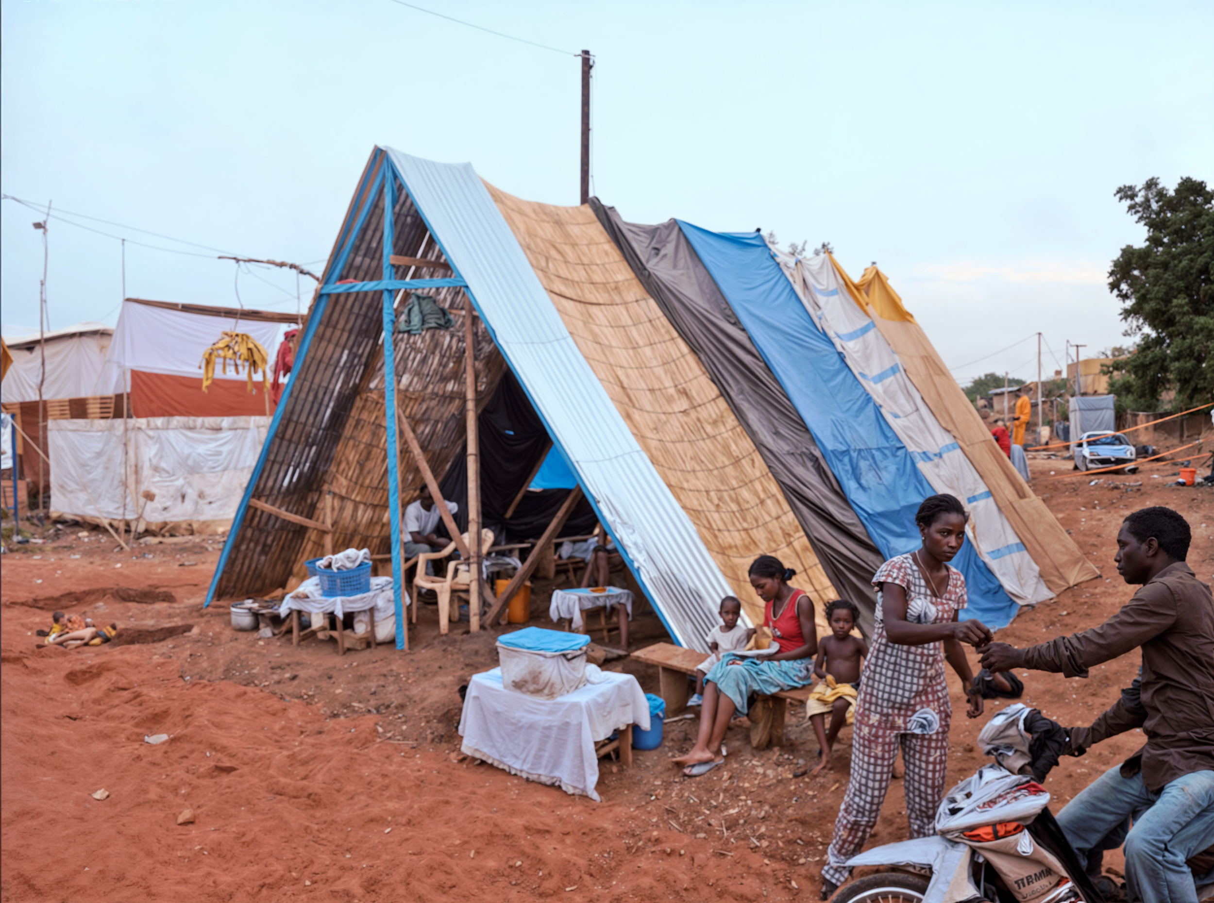 Mercado / Bar. Instalación de madera absorbida como mercado por la comunidad local. Ouagadougou, Burkina Faso, 2013. Santiago Roose