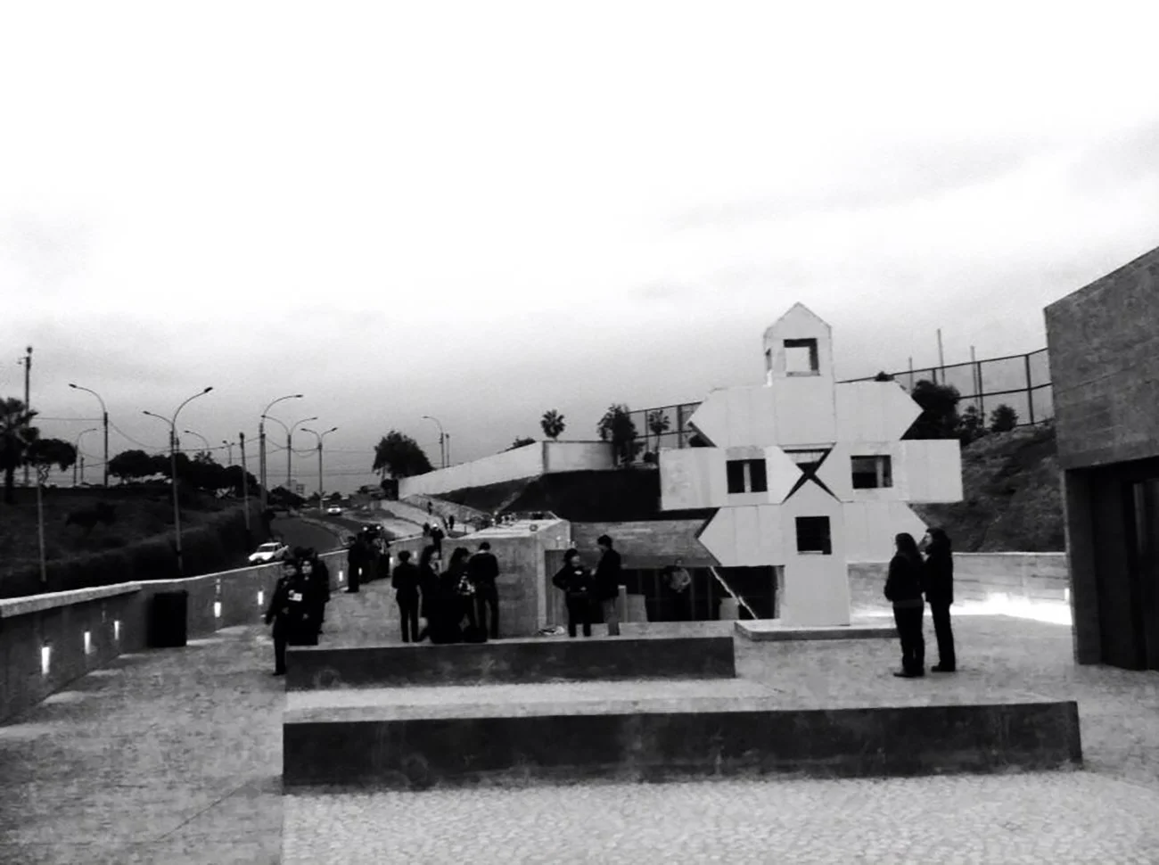 Estructura excéntrica. Chakana ensamblada con casetas de guardianía sobre la explanada superior del LUM, Lima 2014. Santiago Roose.