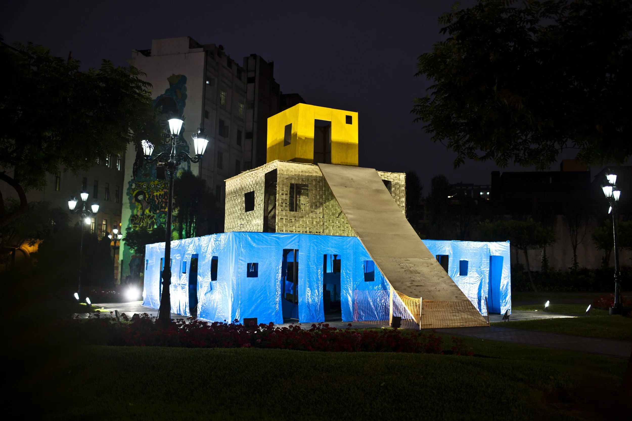 Falsa Pirámide. Instalación de madera, lonas y esteras, 12 × 12 × 7 metros. Parque de la Democracia, Lima, 2012. Santiago Roose