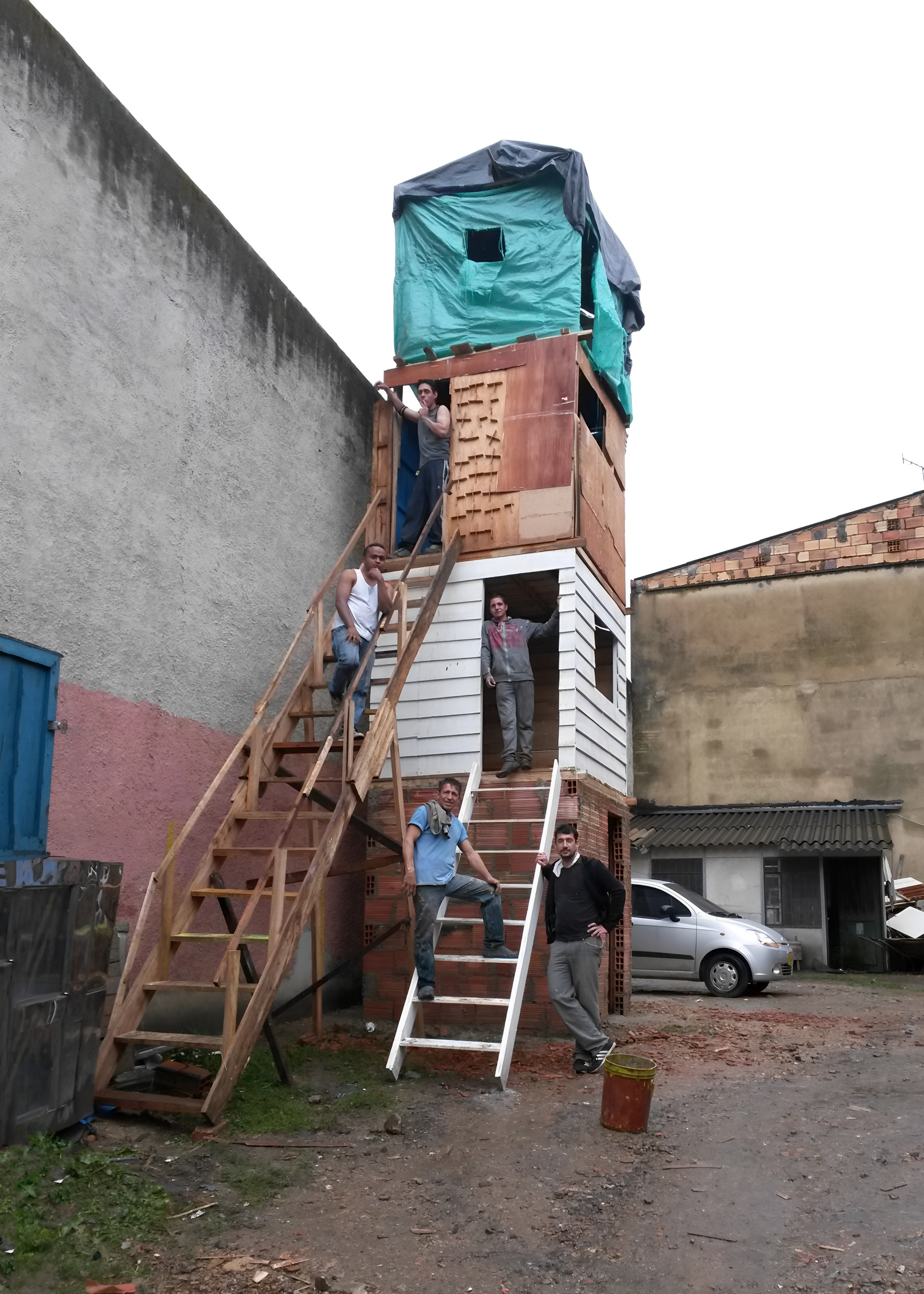 Torre. Instalación de ladrillo, concreto, madera y lonas, 13 metros de altura. Santiago Roose, Bogotá, 2013