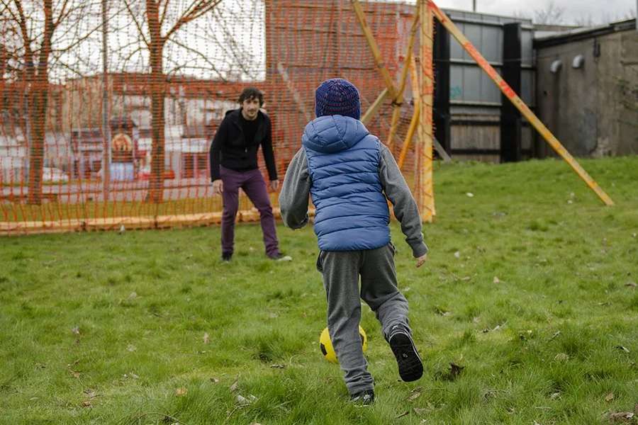 Campo Desigual. Cancha de fútbol con topografía alterada. Glasgow International, 2017. Santiago Roose
