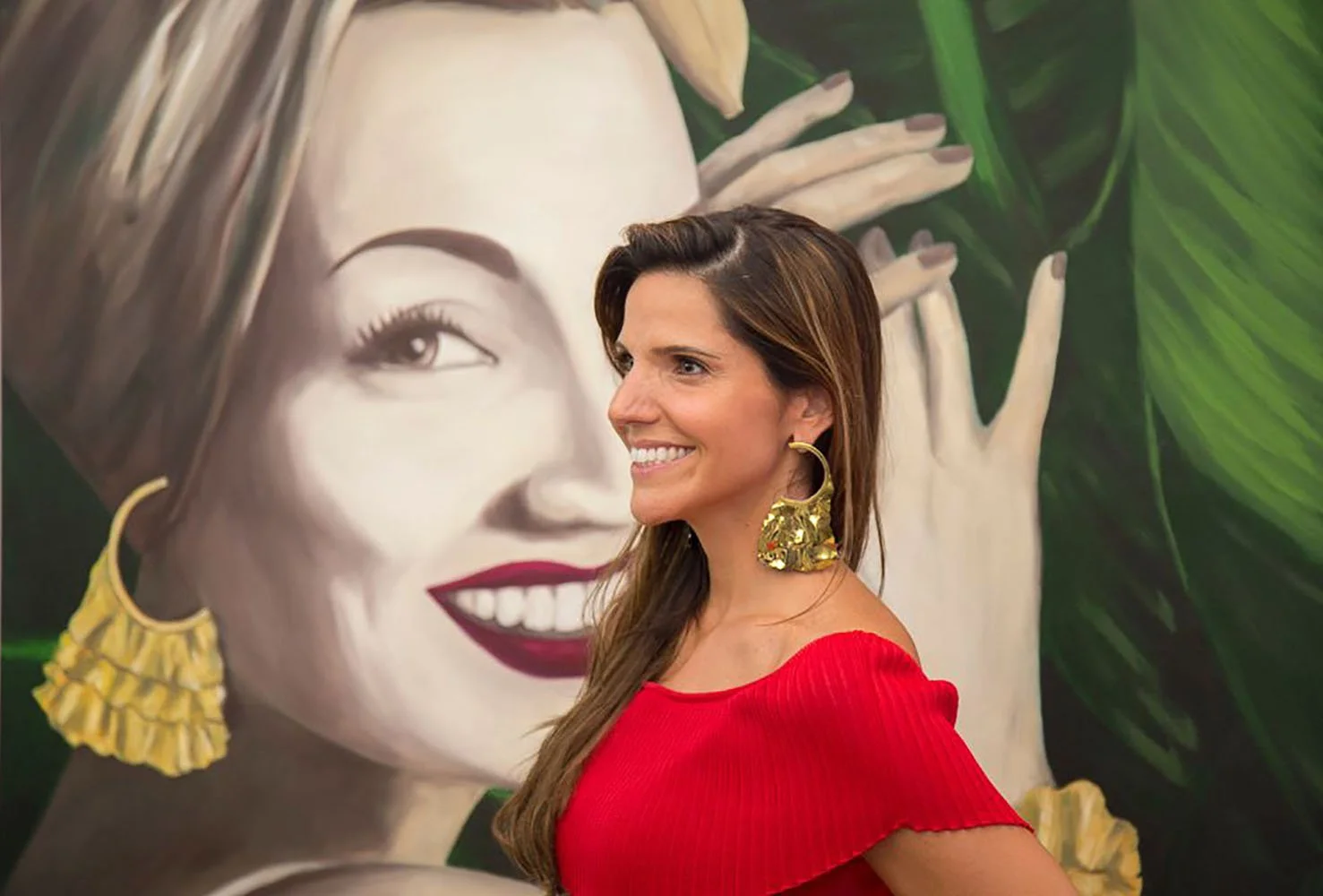 Marja Zaluski founder of Essere Jewelry posing wearing Carmen Miranda jewelry made based in Mauricio Porto's painting.