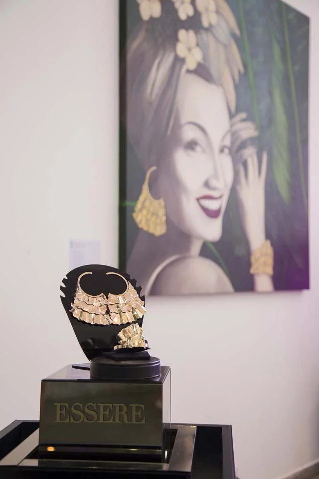Carmen Miranda by Mauricio Porto wearing Essere jewelry.