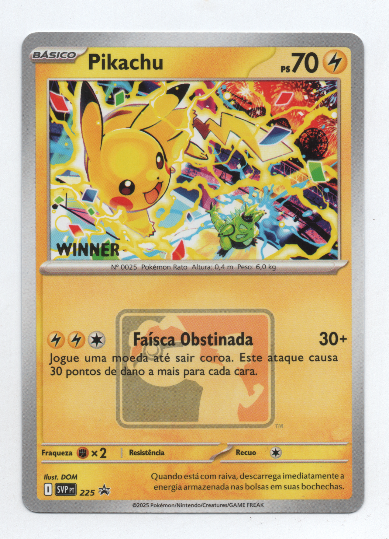 Cartão de Pokémon com Pikachu em destaque, com raios e itens de batalha ao fundo, indicando que é uma carta de ataque.