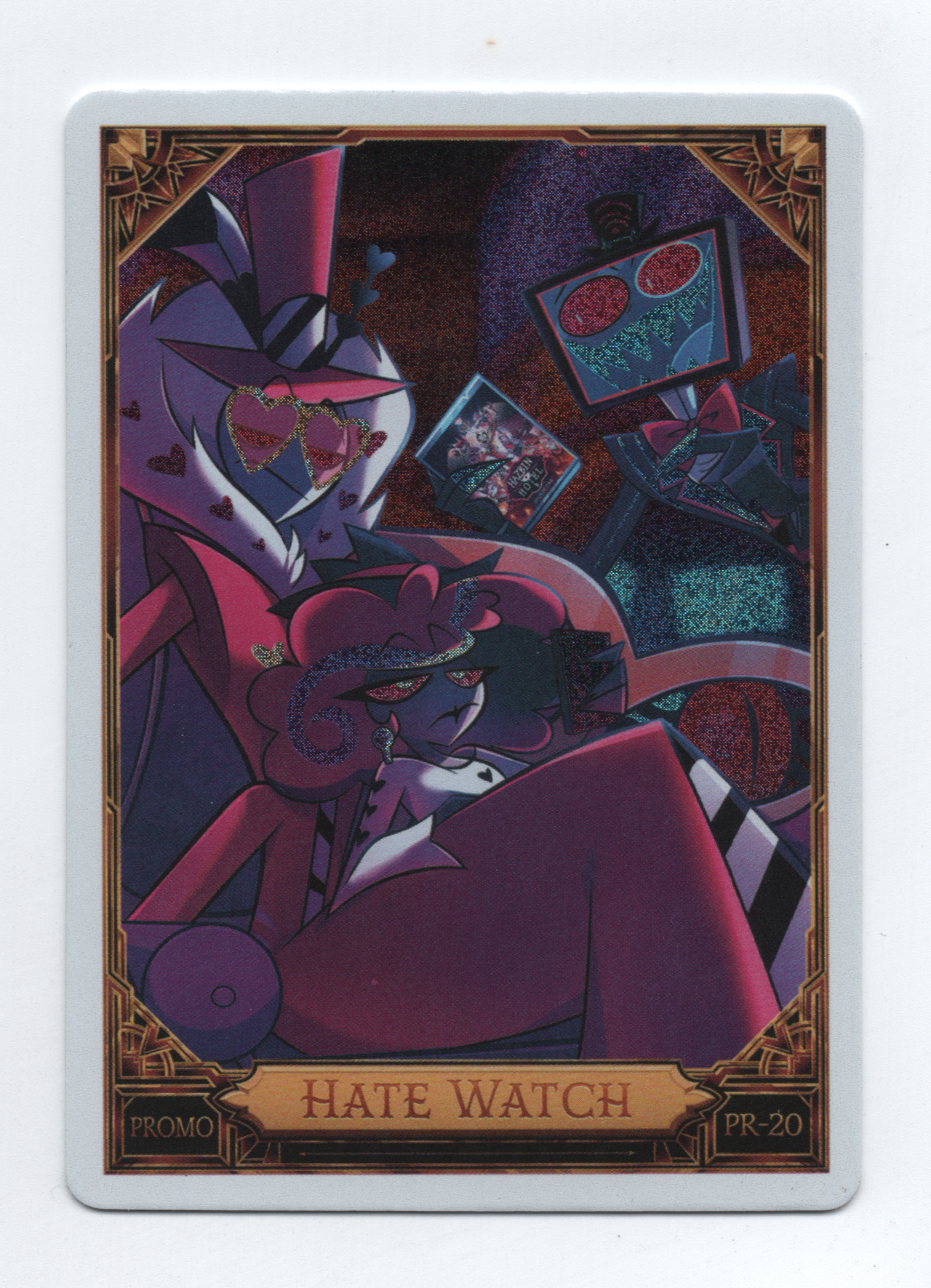 Ilustração de um relógio de pulso com tema de ódio, mostrando duas personagens em clima de indiferença em um ambiente escuro com televisores e um DVD ao fundo.