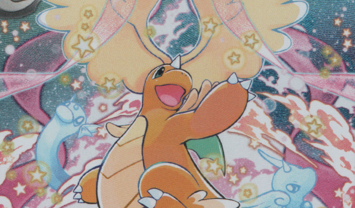 Ilustração de Charmander, um Pokémon de fogo, com uma expressão feliz e rodeado por elementos brilhantes e estrelas em um fundo colorido e mágico.
