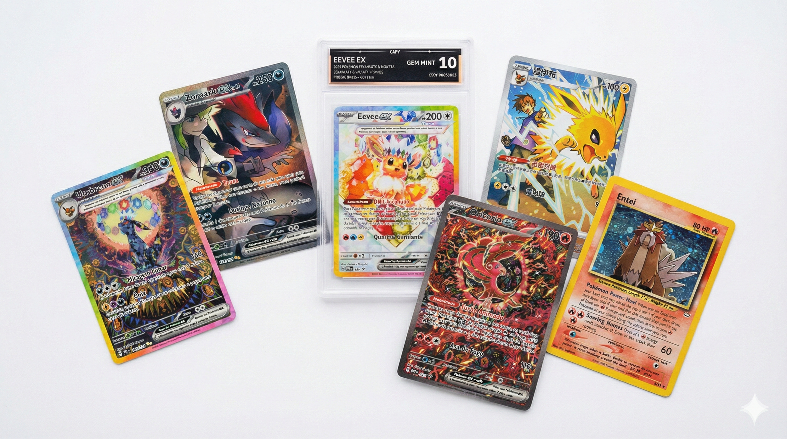 Várias cartas de Pokémon com cores vibrantes e desenhos de diferentes Pokémon, incluindo Eevee, Entei, e Zoroark, algumas em caixas plásticas de proteção, sobre uma superfície branca.