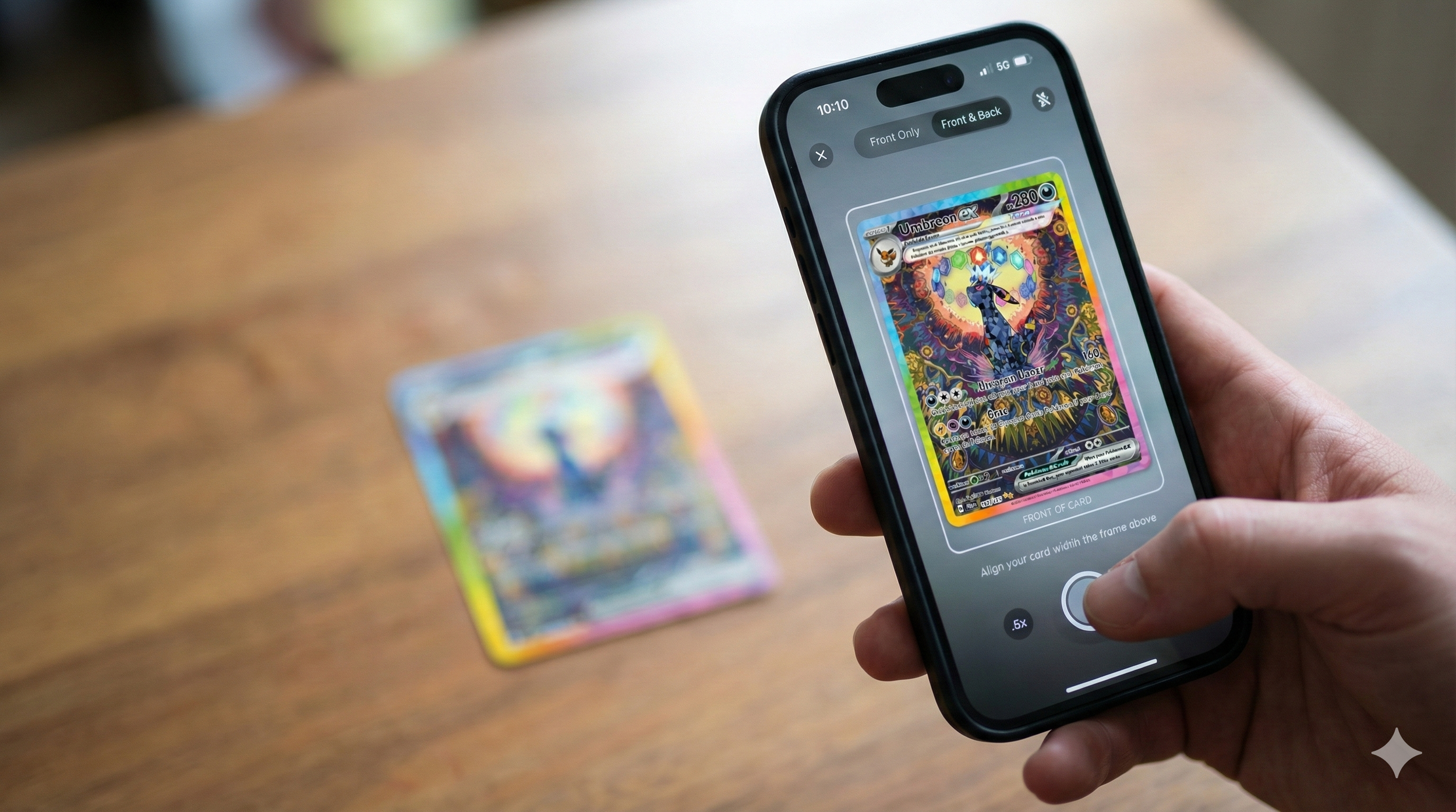 Pessoa usando um smartphone para escanear um cartão de Pokémon para identificar a carta, que está deitada sobre uma mesa de madeira.