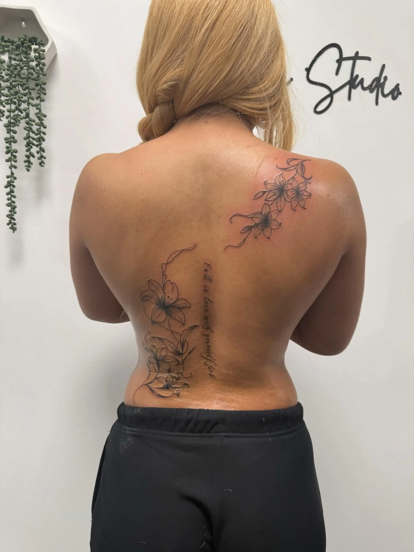 ✨ Tatouage floral le long de la colonne ✨
Un projet tout en finesse qui accompagne les lignes naturelles du dos.
Des fleurs l&eacute;g&egrave;res, un trac&eacute; d&eacute;licat et un mouvement fluide pour un rendu f&eacute;minin, harmonieux et intem