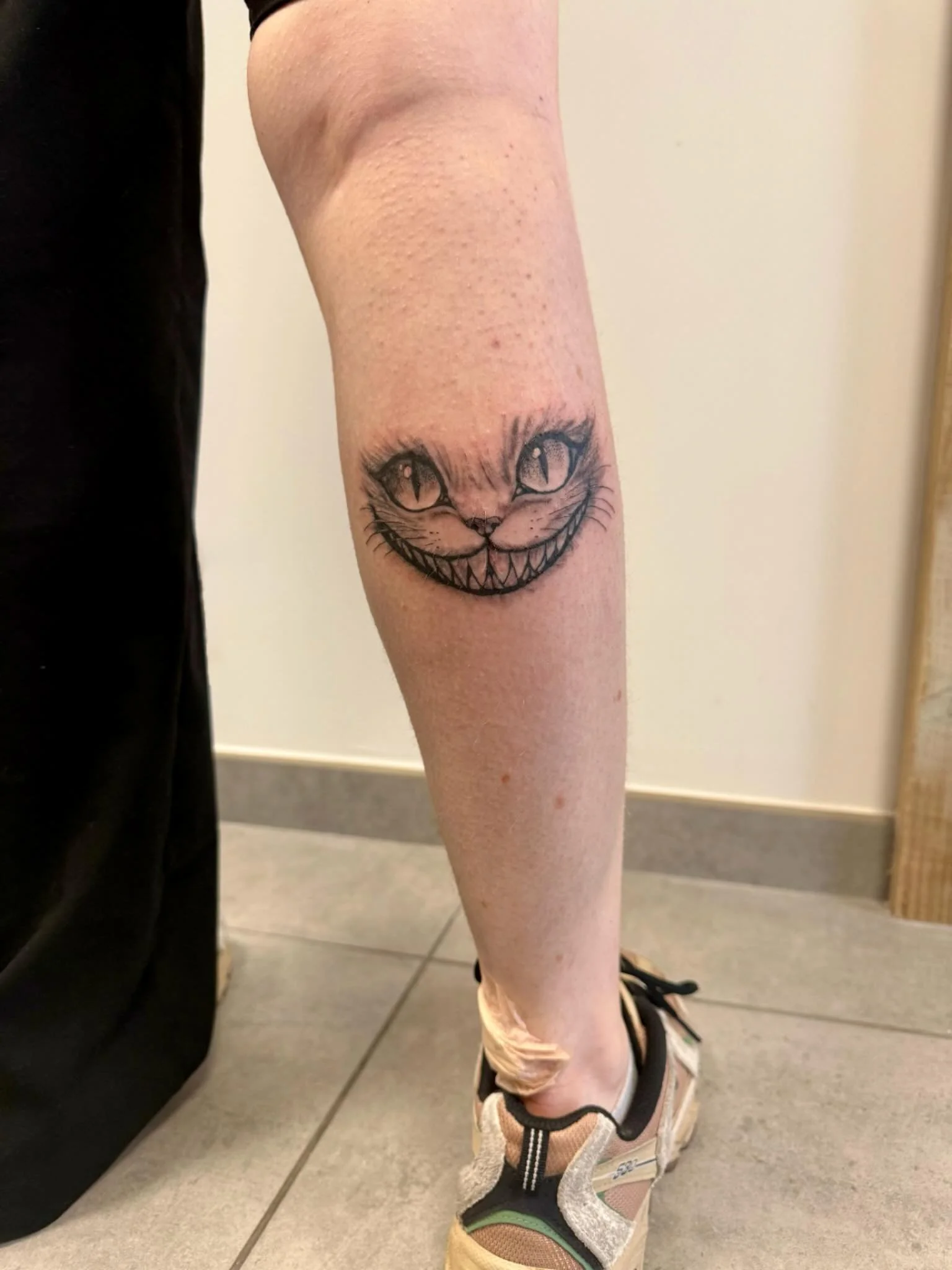 Un sourire &eacute;nigmatique, entre myst&egrave;re et malice 🖤
Un regard per&ccedil;ant, des lignes expressives et une &eacute;nergie presque hypnotique.

Un projet fort, assum&eacute;, et plein de caract&egrave;re ✨

#tatouagegraphique #tatouageno