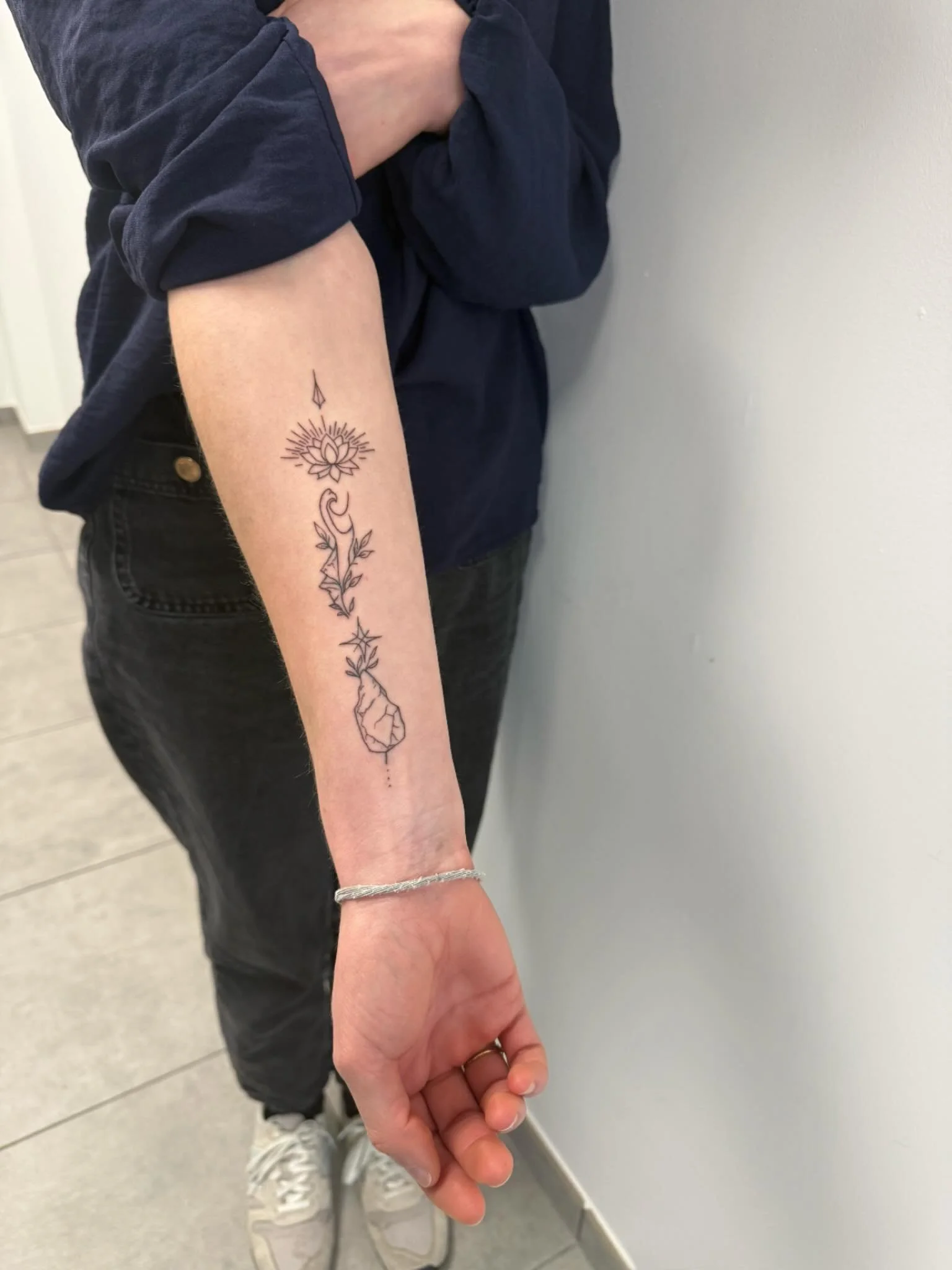 Un tatouage fin et vertical, pens&eacute; comme un chemin symbolique ✨
Entre lumi&egrave;re et enracinement, chaque &eacute;l&eacute;ment s&rsquo;&eacute;l&egrave;ve avec douceur : lignes d&eacute;licates, &eacute;quilibre, intention.
Un projet minim