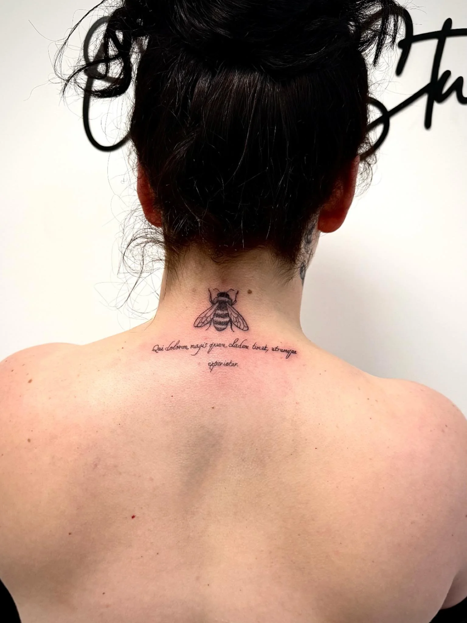 Un tatouage discret et &eacute;quilibr&eacute;, plac&eacute; &agrave; la nuque. Une abeille fine et d&eacute;taill&eacute;e, associ&eacute;e &agrave; une typographie d&eacute;licate, cr&eacute;e une composition subtile entre symbole et &eacute;critur