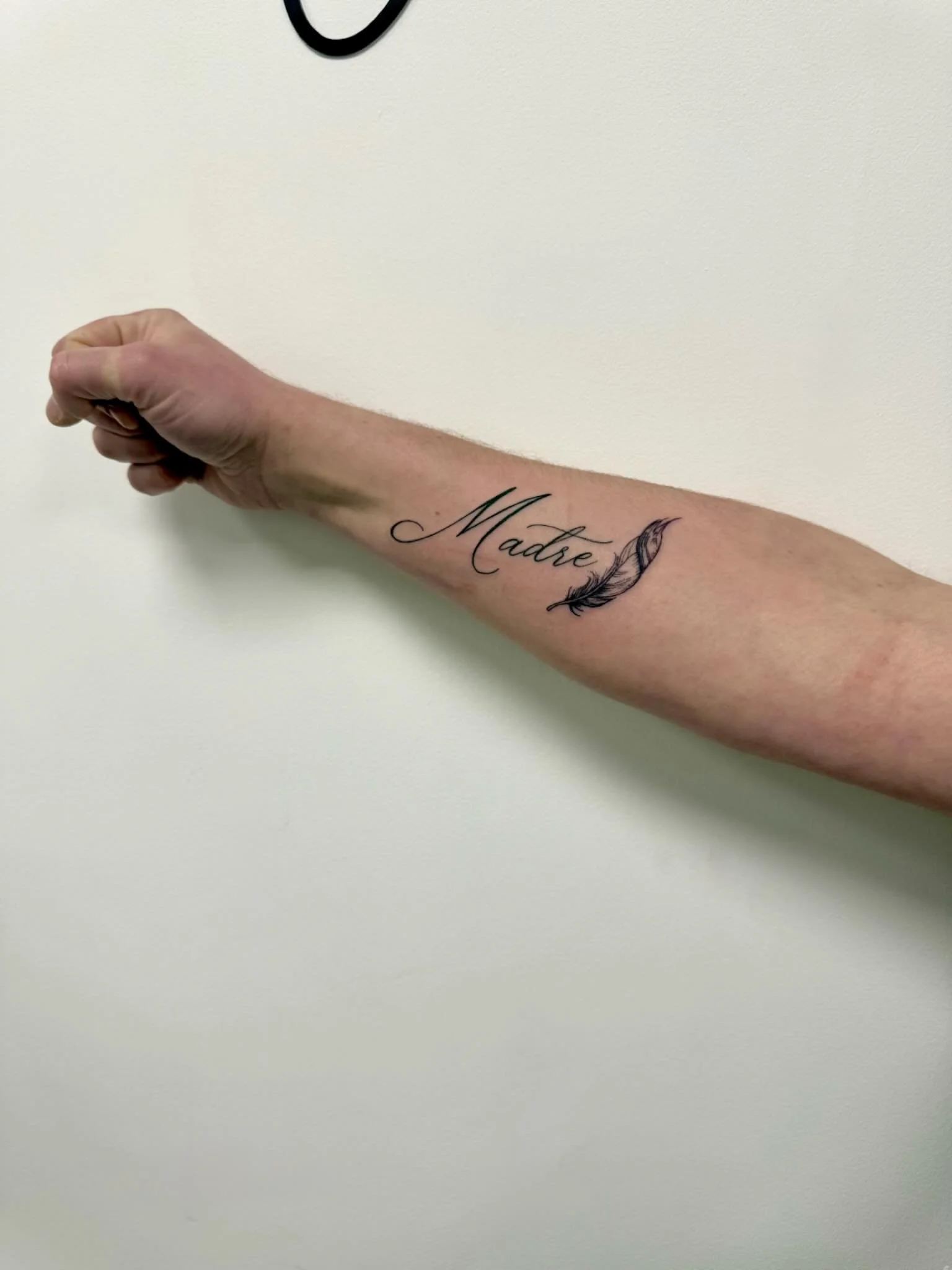 Une &eacute;criture fluide et &eacute;l&eacute;gante, accompagn&eacute;e d&rsquo;une plume fine qui apporte l&eacute;g&egrave;ret&eacute; et mouvement. Un tatouage minimaliste, tout en finesse, pens&eacute; pour s&rsquo;int&eacute;grer naturellement 