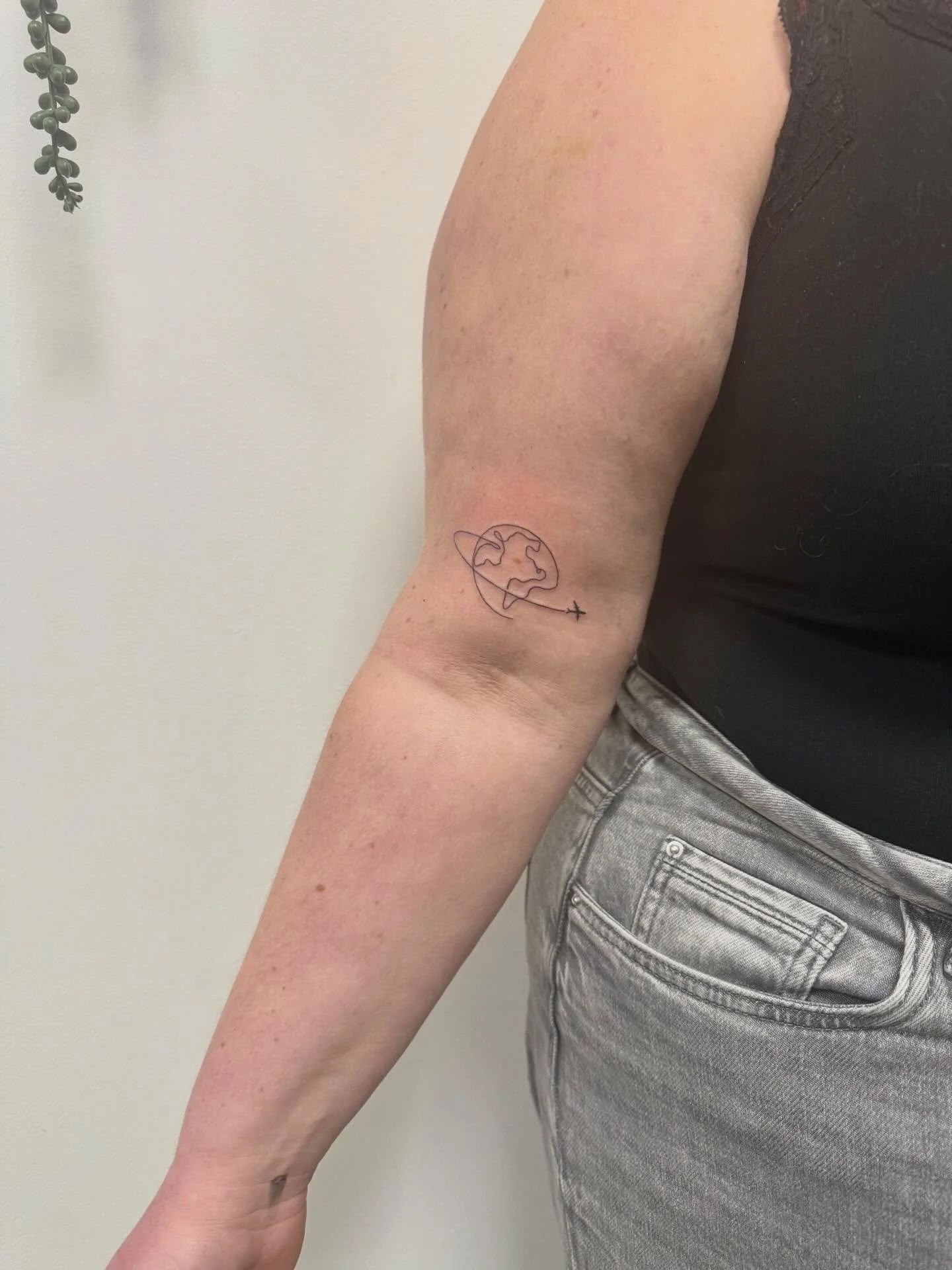 Tatouage fin en linework, symbole de voyage et de libert&eacute;. Un design minimaliste, discret et intemporel ✈️🌍
#tattoominimal #lineworktattoo #tattoofin #tattoovoyage #tattooaddict