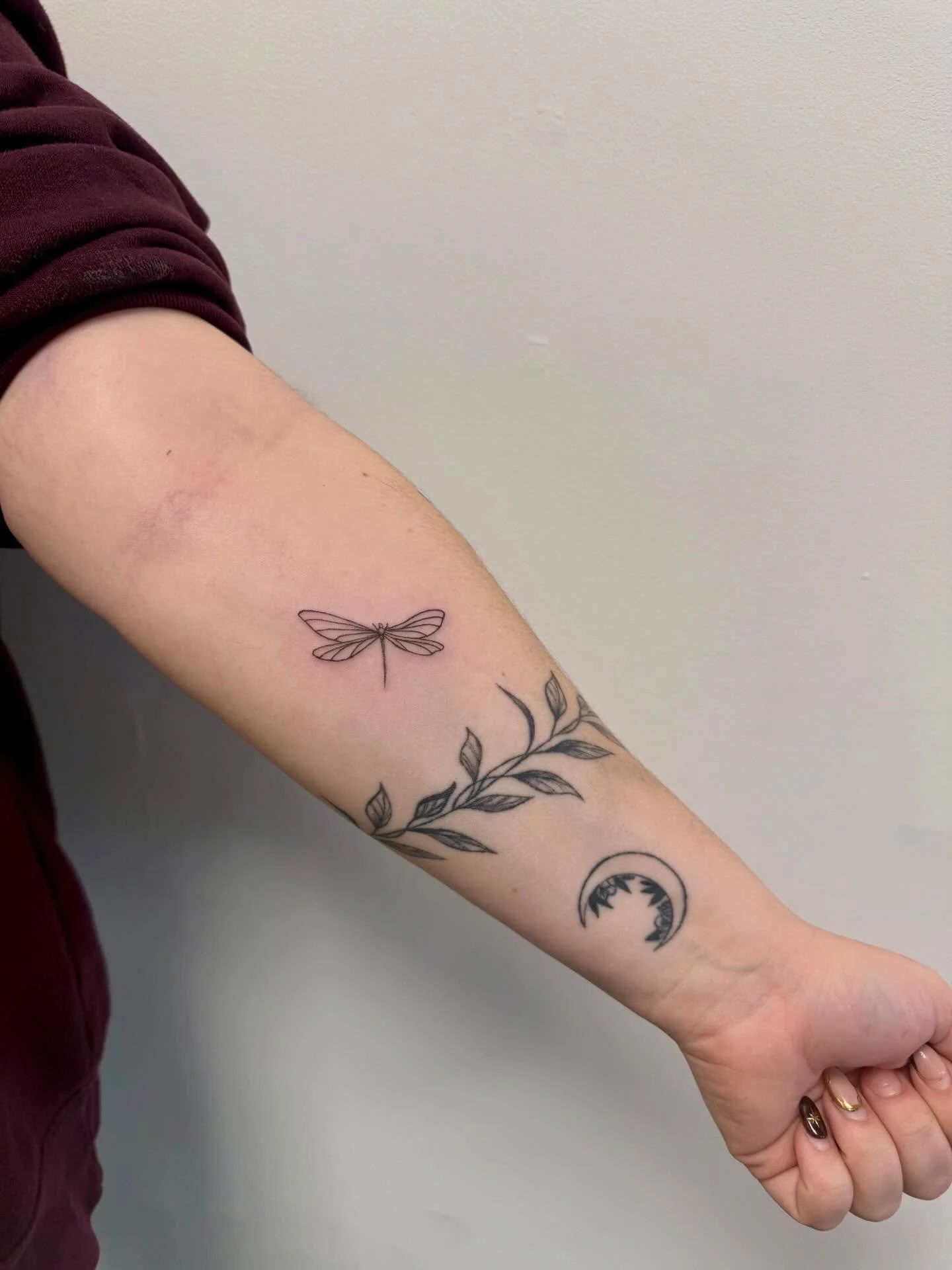 Un nouveau projet tout en finesse 🖤

Deux libellules d&eacute;licates sont venues compl&eacute;ter cet avant-bras d&eacute;j&agrave; orn&eacute; de feuillage et de lune.
Une composition l&eacute;g&egrave;re et a&eacute;rienne, pens&eacute;e pour gar