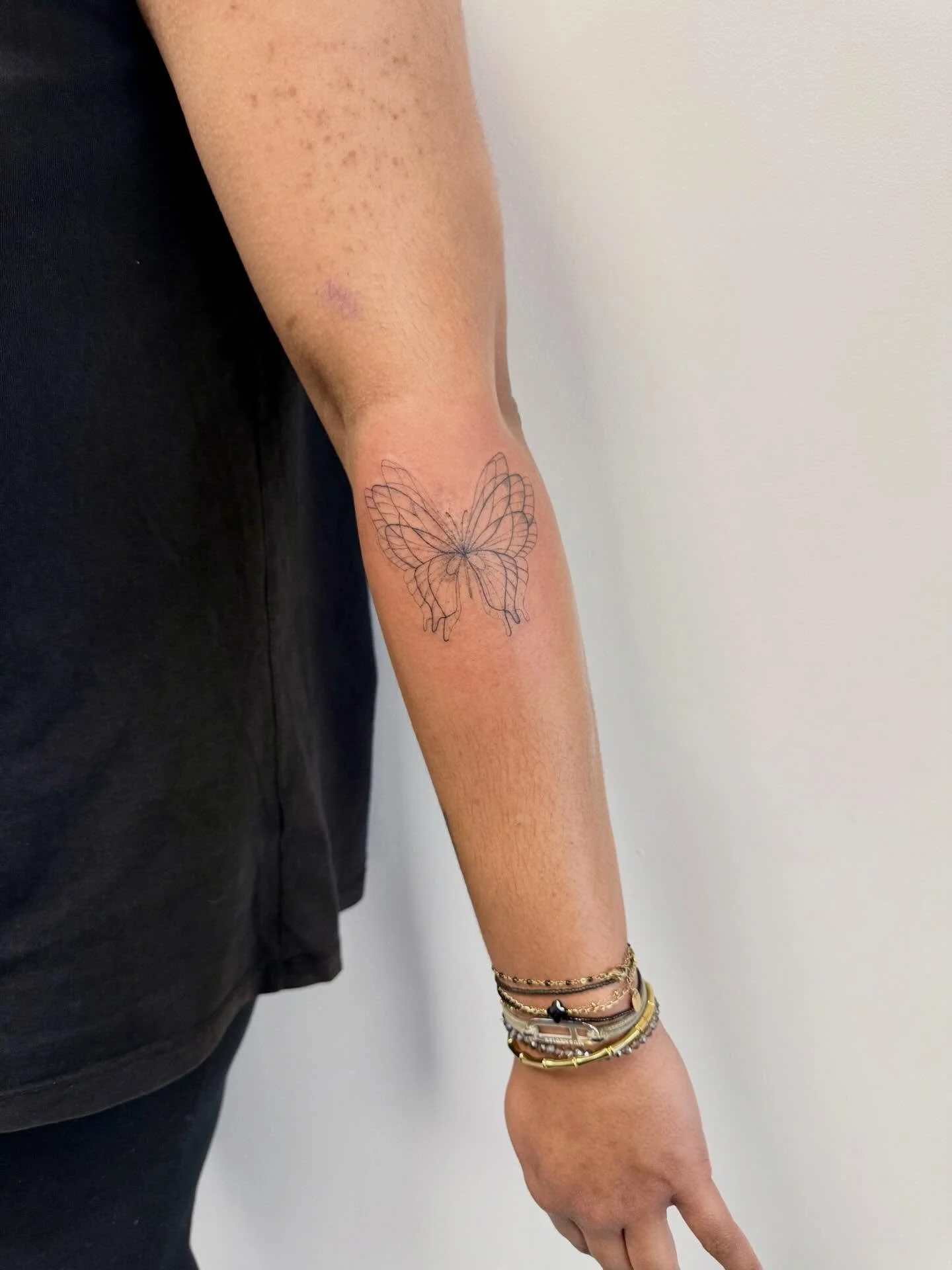 Un papillon tout en finesse 🖤

Un travail en lignes fines, l&eacute;ger et a&eacute;rien, pour un rendu d&eacute;licat et &eacute;l&eacute;gant.
Les d&eacute;tails des ailes apportent de la texture tout en gardant un effet subtil et harmonieux sur l