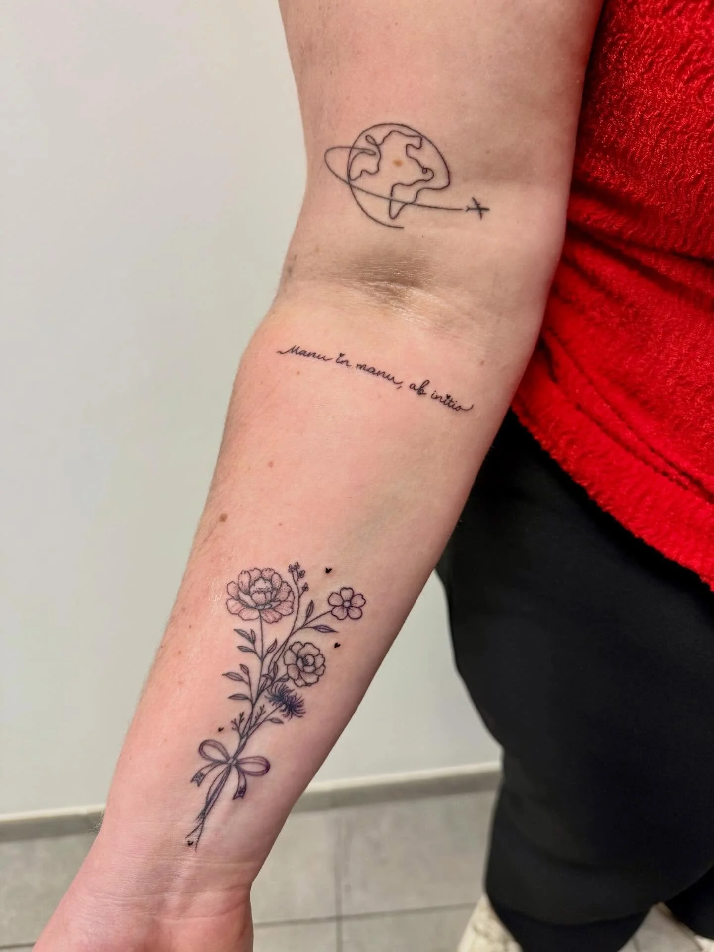 Un projet rempli de sens 🤍

Sur cet avant-bras, nous avons imagin&eacute; une composition enti&egrave;rement sur mesure.
La phrase, fine et d&eacute;licate, symbolise un nouveau d&eacute;part, &eacute;crite avec &eacute;l&eacute;gance pour &eacute;p