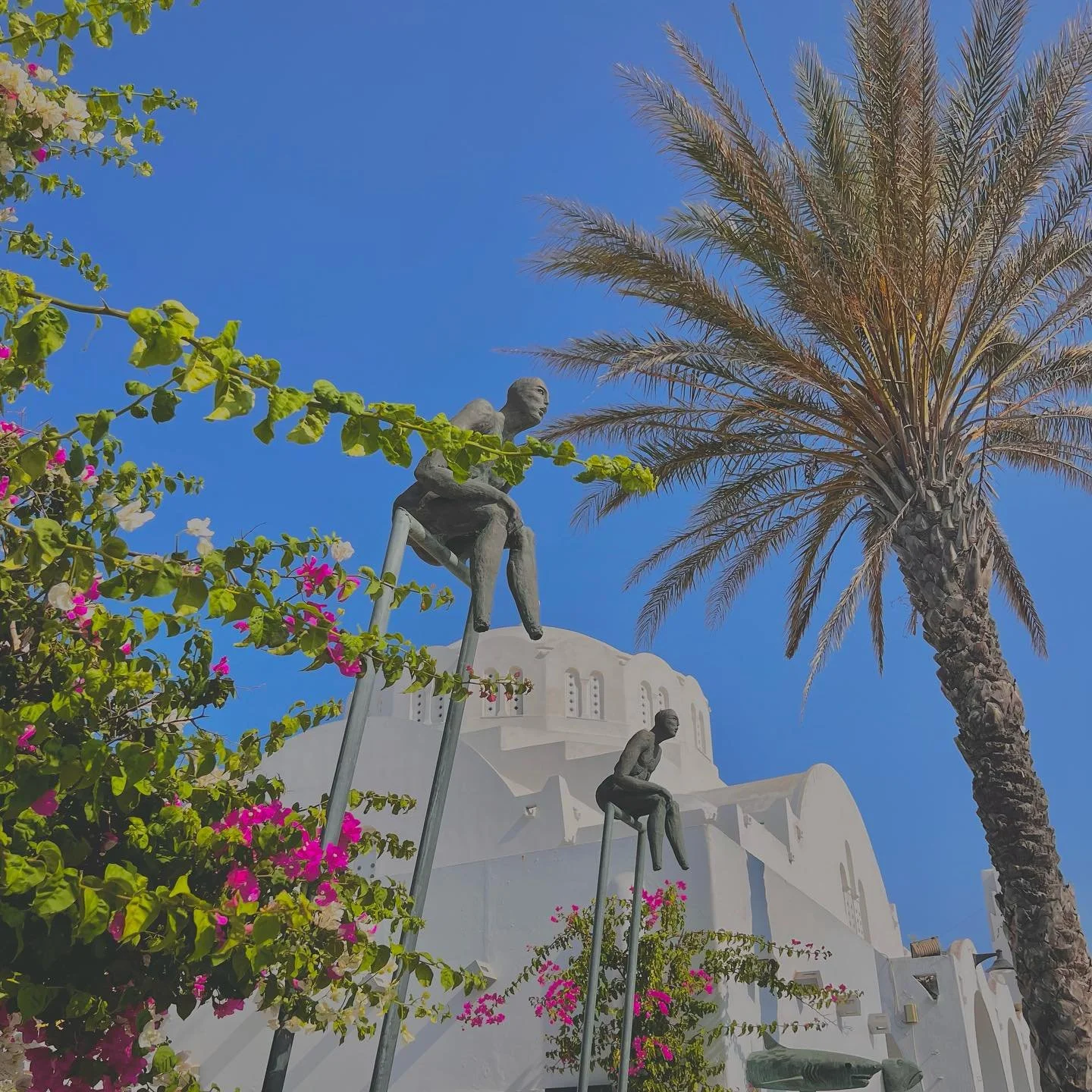 I wonder what they are looking at? 👀 
&bull;
&bull;
&bull;
#greece #🇬🇷 #travel #santorini #travelgram #travel #world #globe #photography #art #artist #statue #sculpture #beauty #ispy