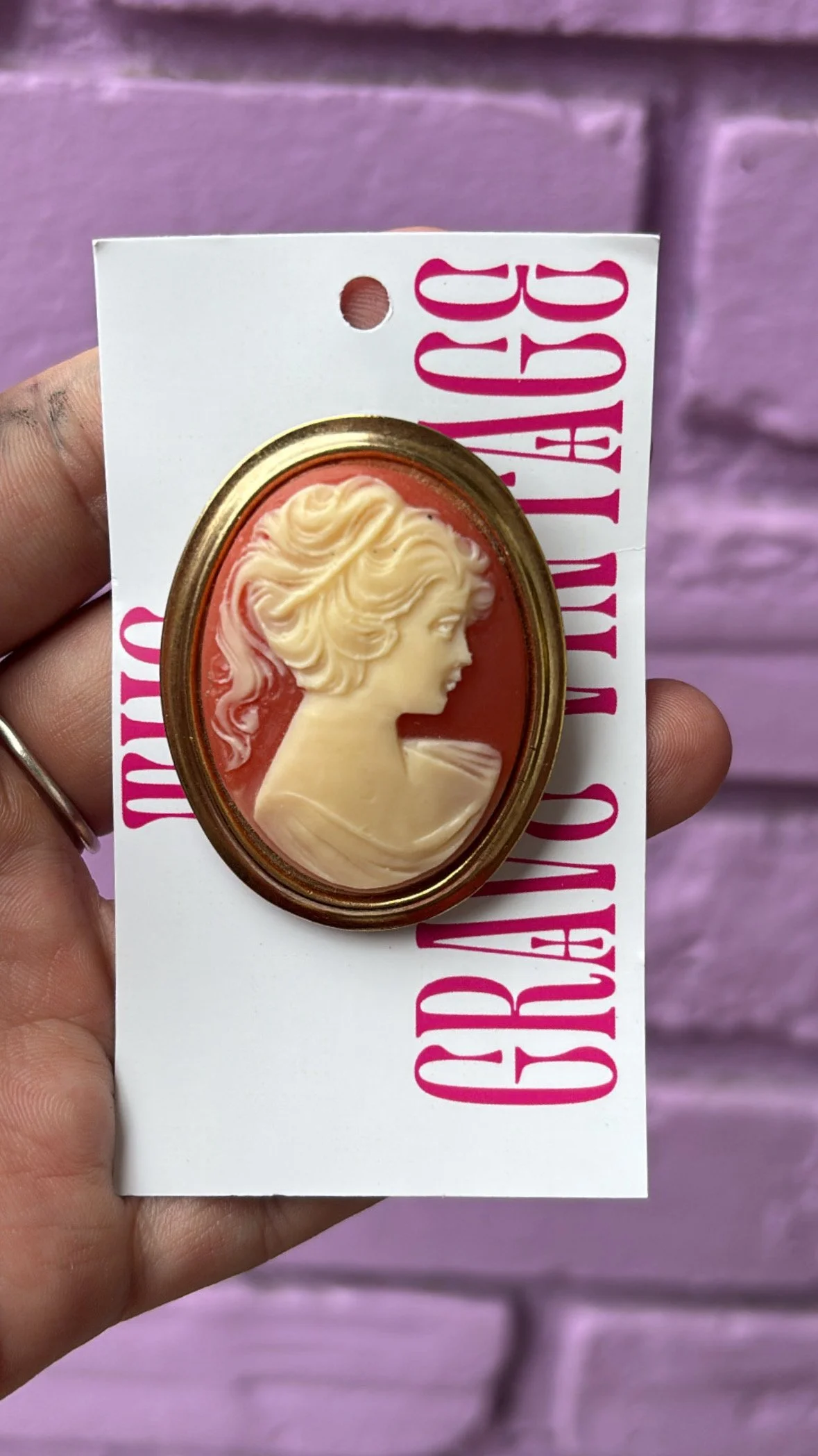 60'S GOLD-TONE CAMEO BROOCH
