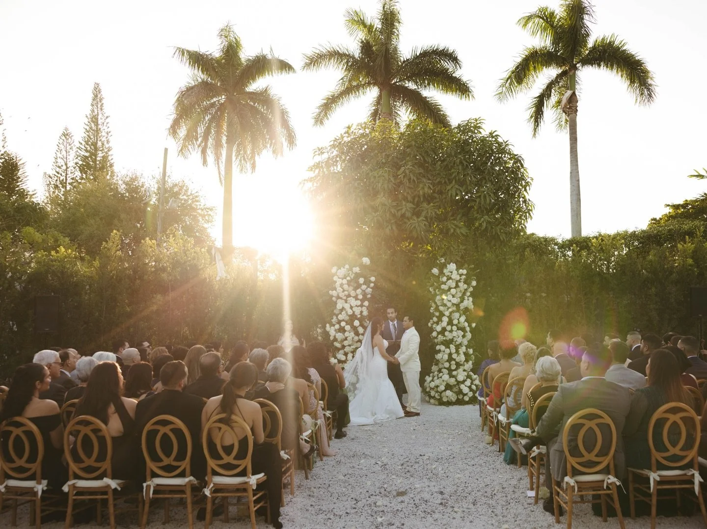 This is why timelines are planned around the light ☀️

Planner: @samfernevents 
Photographer: @daniparadaphoto 
Videographer: @carodiaz.film 
Catering: @billhansenluxurycatering 
Lighting, sound &amp; DJ: @eventfactor @drdjstephenpeters 
Rentals: @el