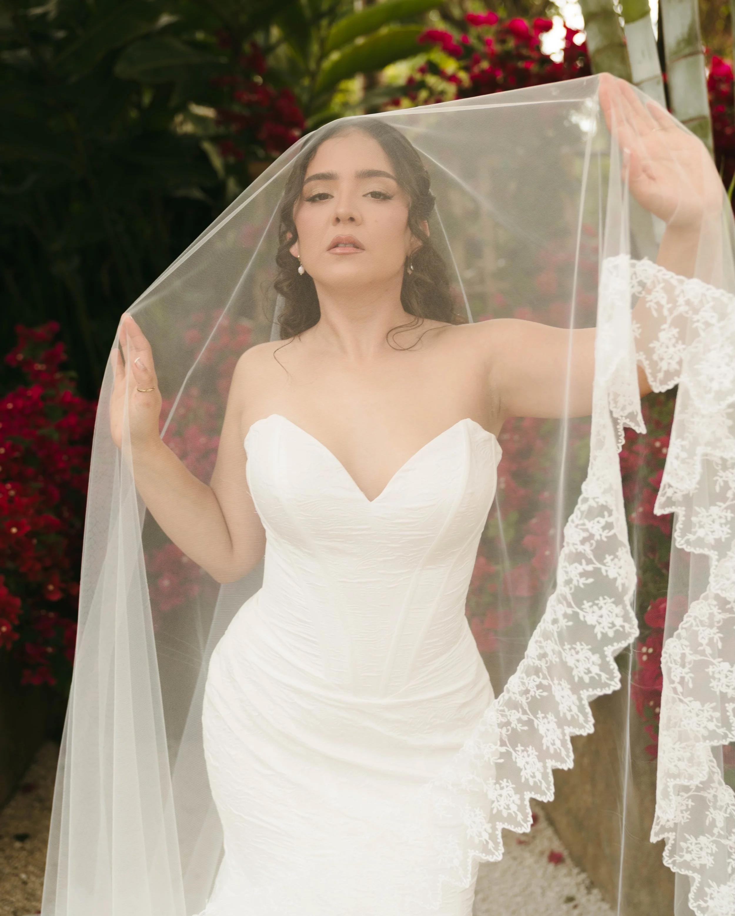 The veil deserved its own moment

Planner: @samfernevents 
Photographer: @daniparadaphoto 
Videographer: @carodiaz.film 
Catering: @billhansenluxurycatering 
Lighting, sound &amp; DJ: @eventfactor @drdjstephenpeters 
Rentals: @elementsandaccents 
Dec