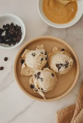 BANANA NICE CREAM - CALORIES: 434 / P:9.8g F:22.9g C:45.4g