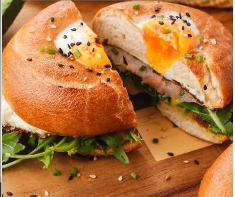 BREAKFAST BAGEL - CALORIES:425 / P:23g F:18g C:30g