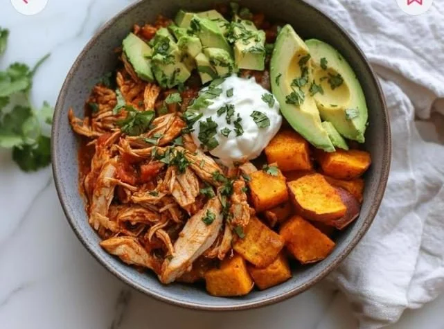 EASY SLOW COOKER SALSA CHICKEN BOWL - CALORIES:552 / P:59g F:17g C:30g