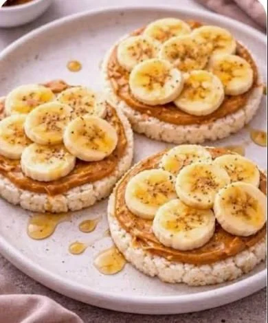 PEANUT BUTTER, BANANA &amp; HONEY RICE CAKES - CALORIES:409 / P:20g F:5g C:79g