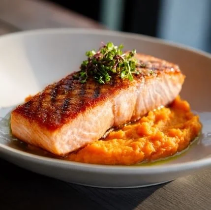 SALMON WITH MASH - CALORIES:621 / P:40g F:25g C:46g