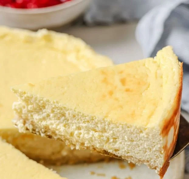 HIGH PROTEIN CHEESECAKE - CALORIES: 205 / P:20.1g F:4.3g C:17.5g