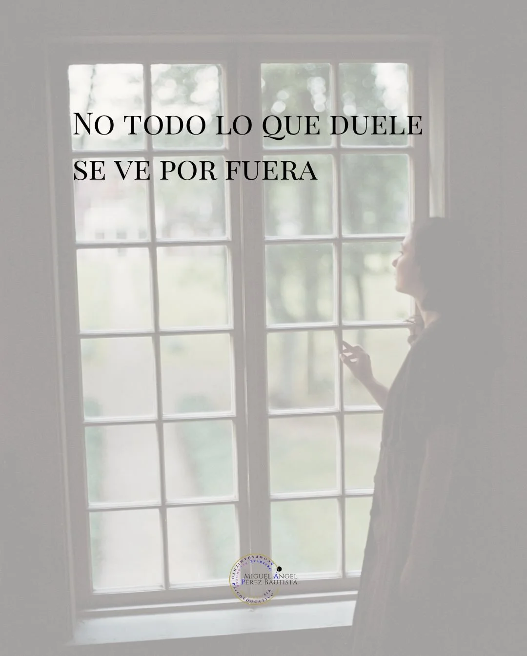 Hay personas que no est&aacute;n mal&hellip;
pero tampoco est&aacute;n bien.

Siguen funcionando.
Cumplen. 
Responden. 
Sostienen.

Pero por dentro ya no hay calma.

Y lo m&aacute;s peligroso no es romperte.
Es acostumbrarte a vivir as&iacute;.

Porq