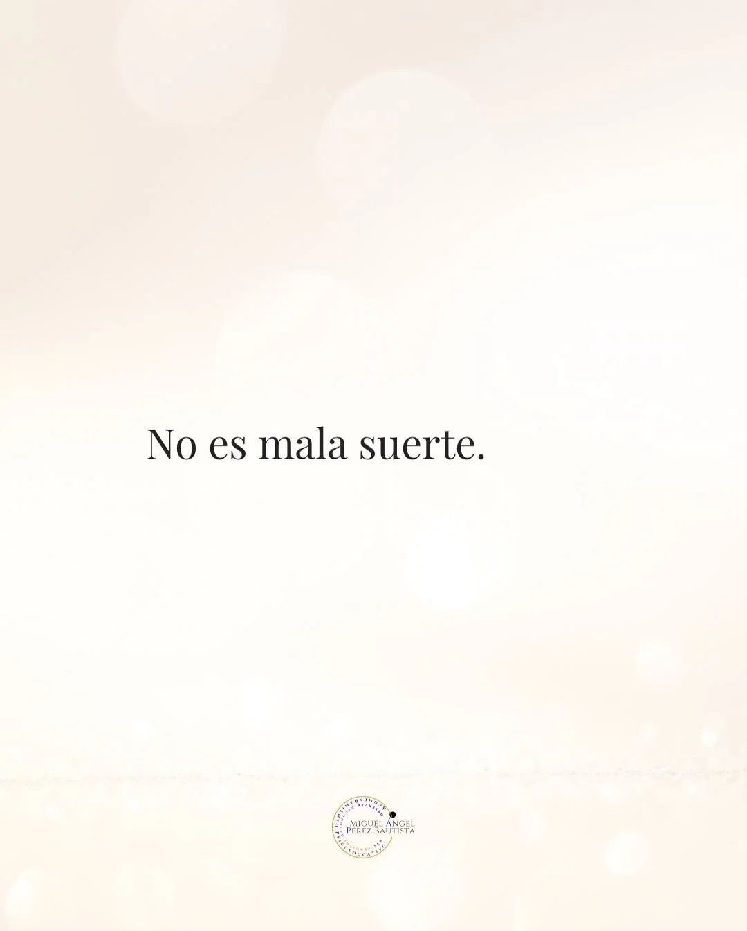 No es mala suerte.
No es casualidad.

Es un patr&oacute;n.

Y lo m&aacute;s dif&iacute;cil no es verlo&hellip;
es aceptar que t&uacute; est&aacute;s participando en eso que se repite.

Relaciones que terminan igual.
Decisiones que te regresan al mism