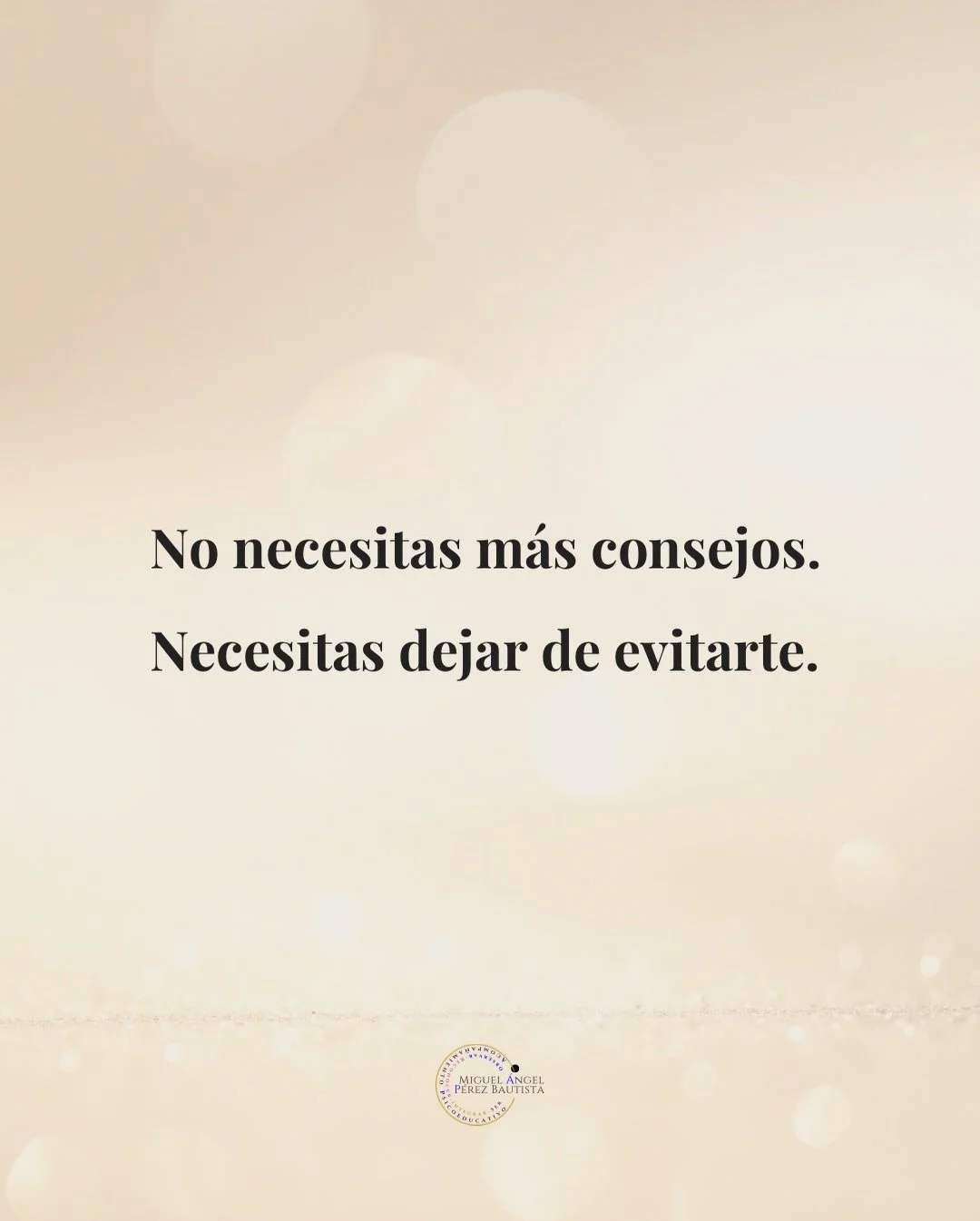 No necesitas m&aacute;s contenido.
Necesitas dejar de postergar lo que ya sabes.

Porque entenderlo no cambia nada
si sigues actuando igual.

Este espacio no es para curiosos
ni para quien solo quiere sentirse mejor un rato.

Es para quien est&aacute