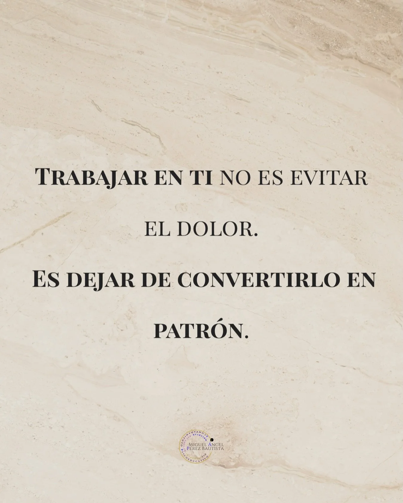Muchas personas creen que trabajar en s&iacute; mismas significa dejar de sentir dolor.

No.

Significa dejar de vivir reaccionando autom&aacute;ticamente desde &eacute;l.

Porque una herida no trabajada termina tomando decisiones por ti:
a qui&eacut