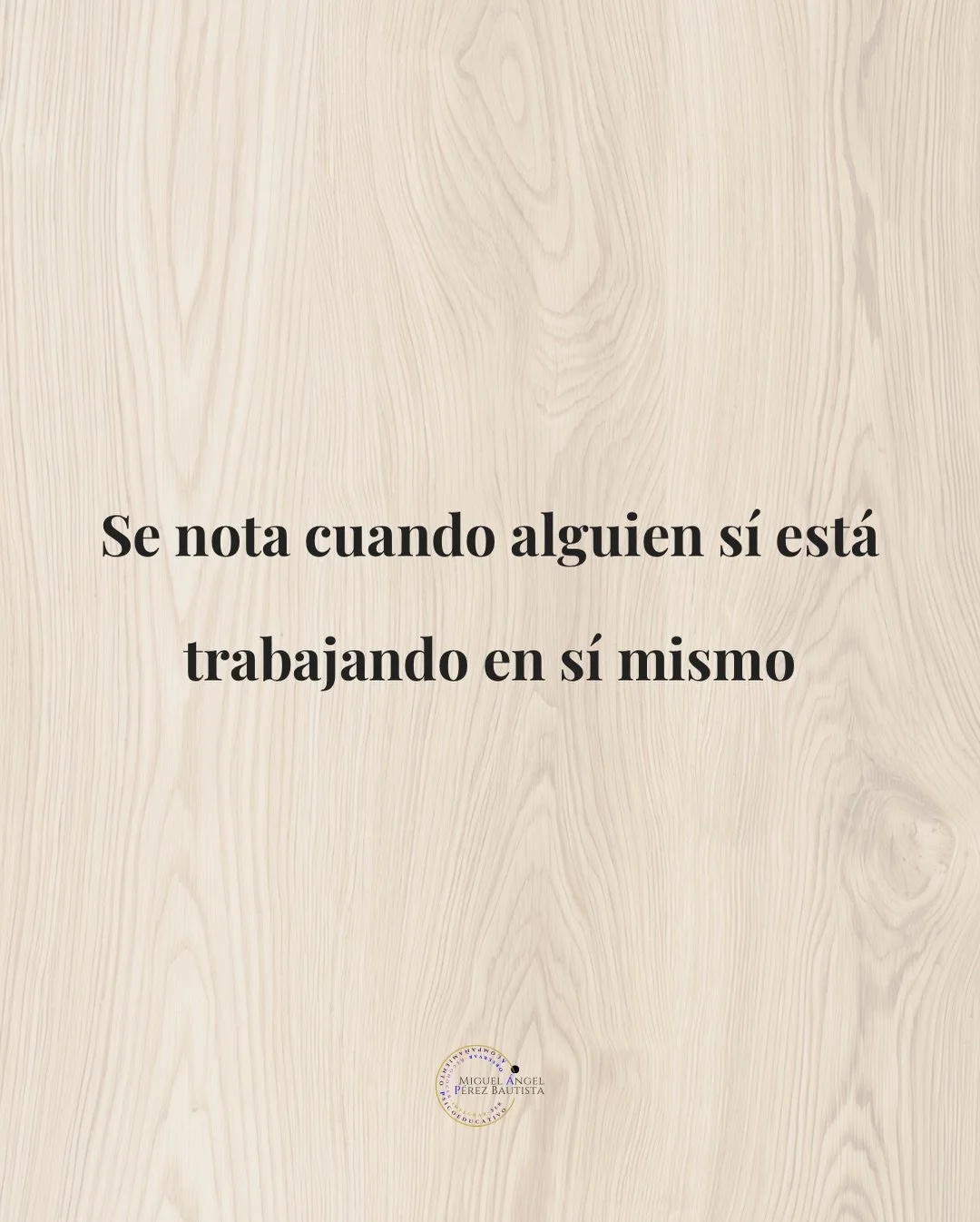 Se nota cuando alguien est&aacute; trabajando en s&iacute; mismo.

No porque se vuelva perfecto.
Eso no existe, y adem&aacute;s qu&eacute; flojera convivir con alguien que se cree iluminado todo el tiempo.

Se nota porque empieza a actuar distinto. D