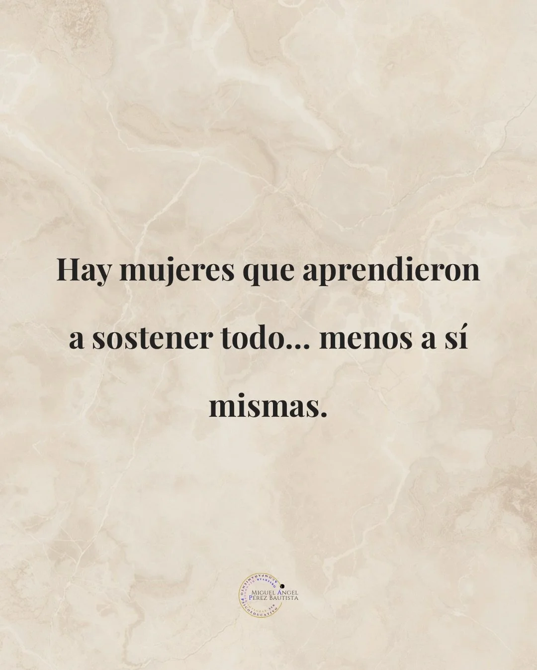 Hay mujeres que llevan tanto tiempo sosteniendo todo&hellip; que ya no saben c&oacute;mo sostenerse a s&iacute; mismas.

Y como siguen funcionando,
nadie nota realmente el desgaste.

Trabajan.
Resuelven.
Cuidan.
Acompa&ntilde;an.
Escuchan.
Sostienen 