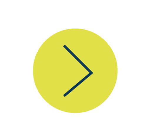 Reloj con fondo amarillo y agujas que indican las 4:10.