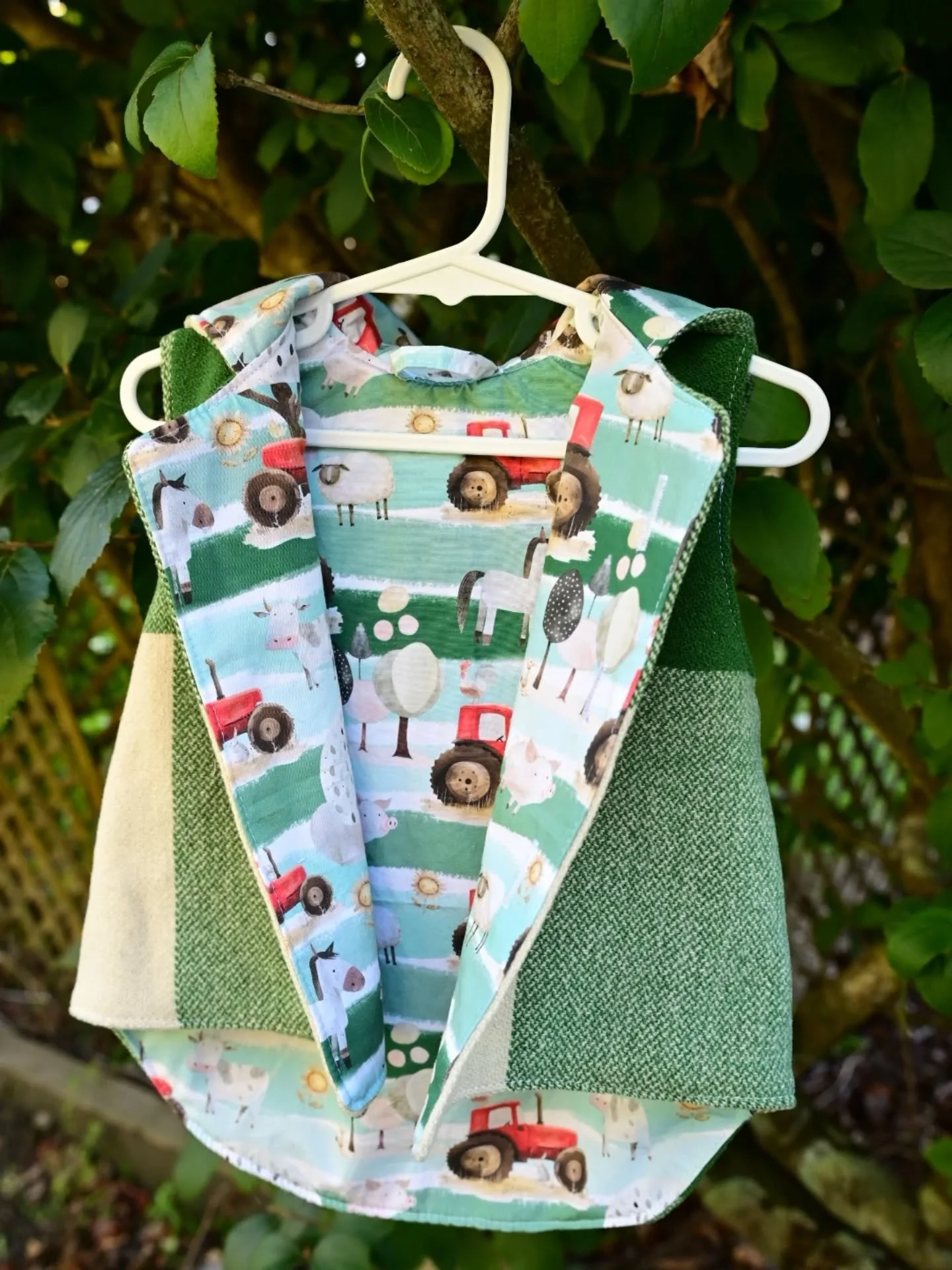 This custom ordered vest is off to its new owner. Vests are the perfect layer to keep little ones warm whilst still having the freedom to move their arms during play.
What type of lining print would you like? Let me know in the comments 👇 
.
.
.
.
.