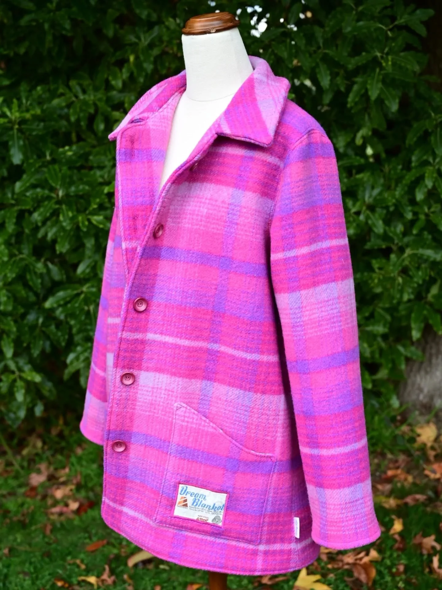 This was a special birthday gift for a lucky lady from her wonderful mother in law. It really is as bright as the photos suggest 🤩. Magenta pink has been a popular choice of colour for women's coats lately and I can see why. It's bold, beautiful and