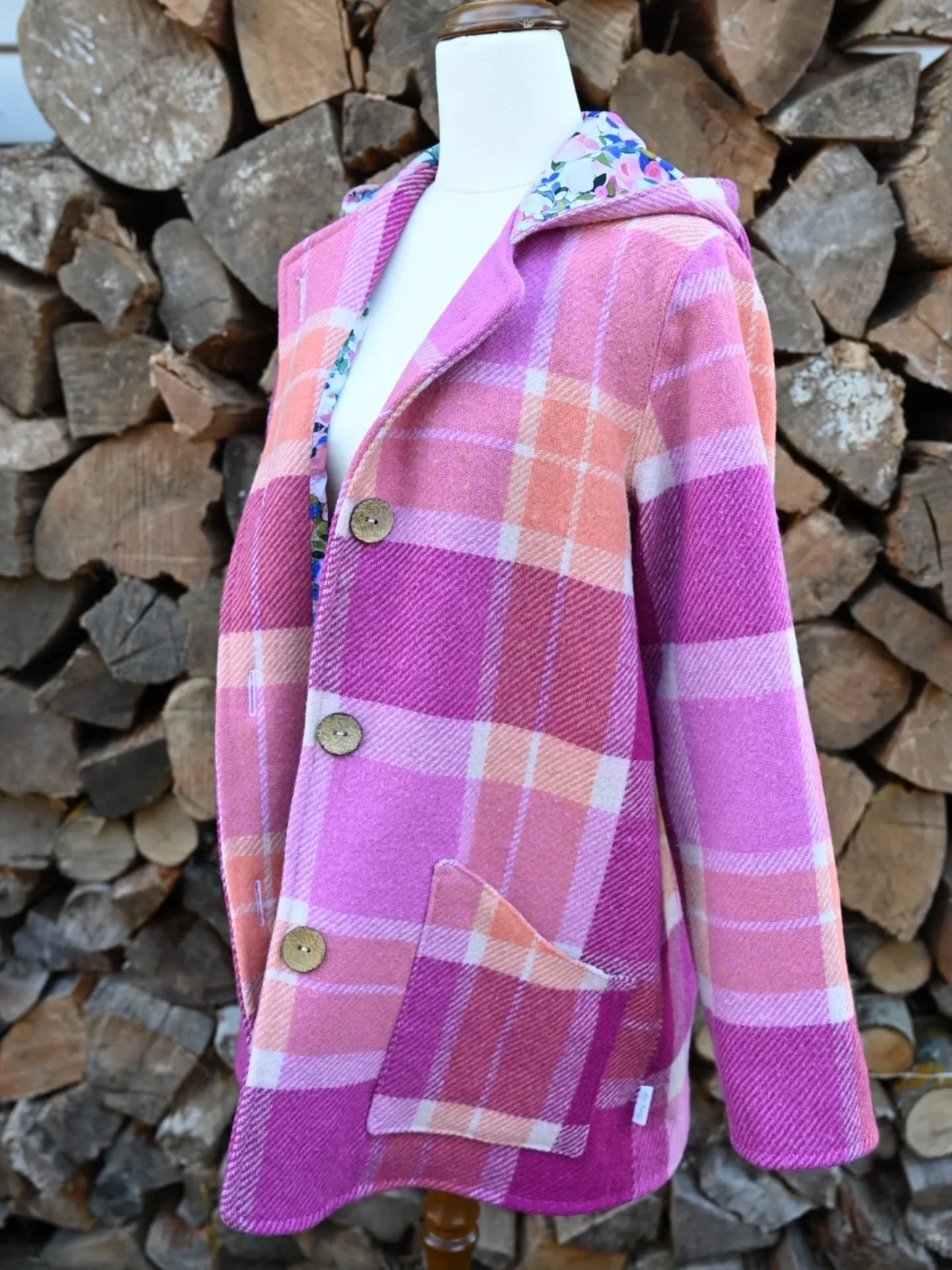 This custom-made coat was the perfect statement piece for it's bold and funky owner. Let your personality shine through the clothes you wear. Who said warm had to be dull and boring! Order a coat to suit you today!
.
.
.
.
.
.
.
#coat #boldandbeautif