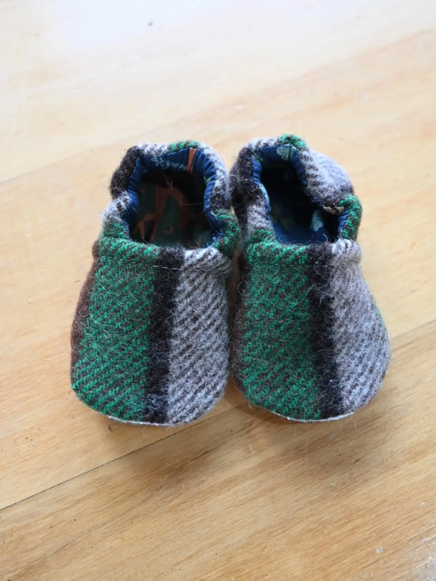 Nothing keeps babies toes warmer than wool so that's why our baby booties are a perfect baby shower gift. They're made from upcycled wool blankets, lined with cotton and fully reversible. What colours would you pick?
.
.
.
.
.
.
.
#wool #booties #bab