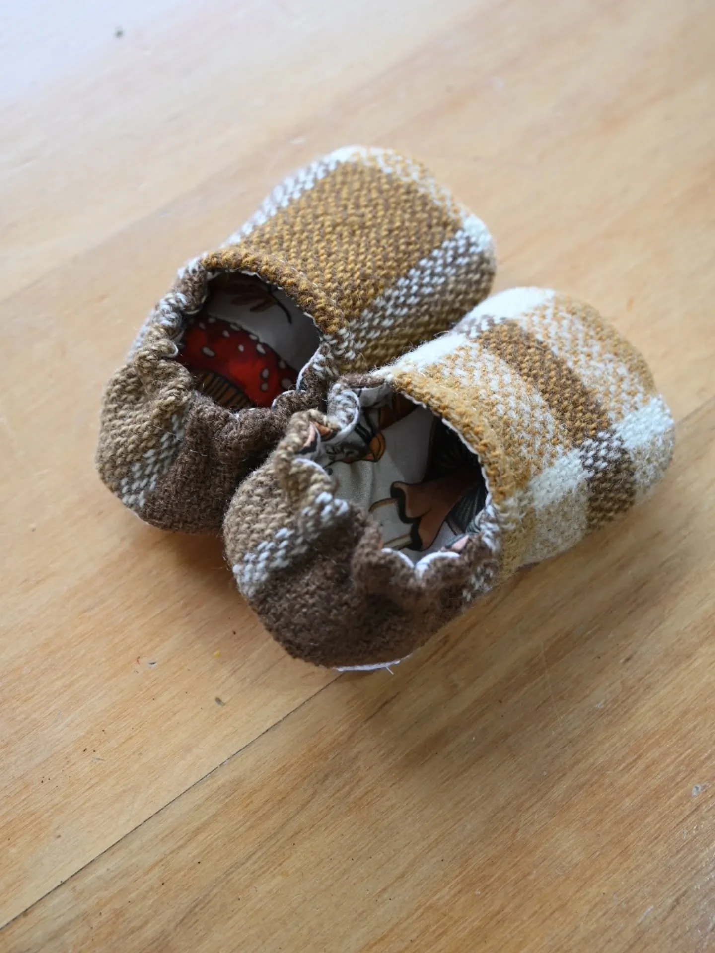 These cute little booties make the perfect baby shower gift, made from an upcycled wool blanket, lined with cotton and with a non-slip sole.
This pair was a custom-made pair for a little boy. What colour would you pick?
.
.
.
.
.
.
.
#booties #slippe